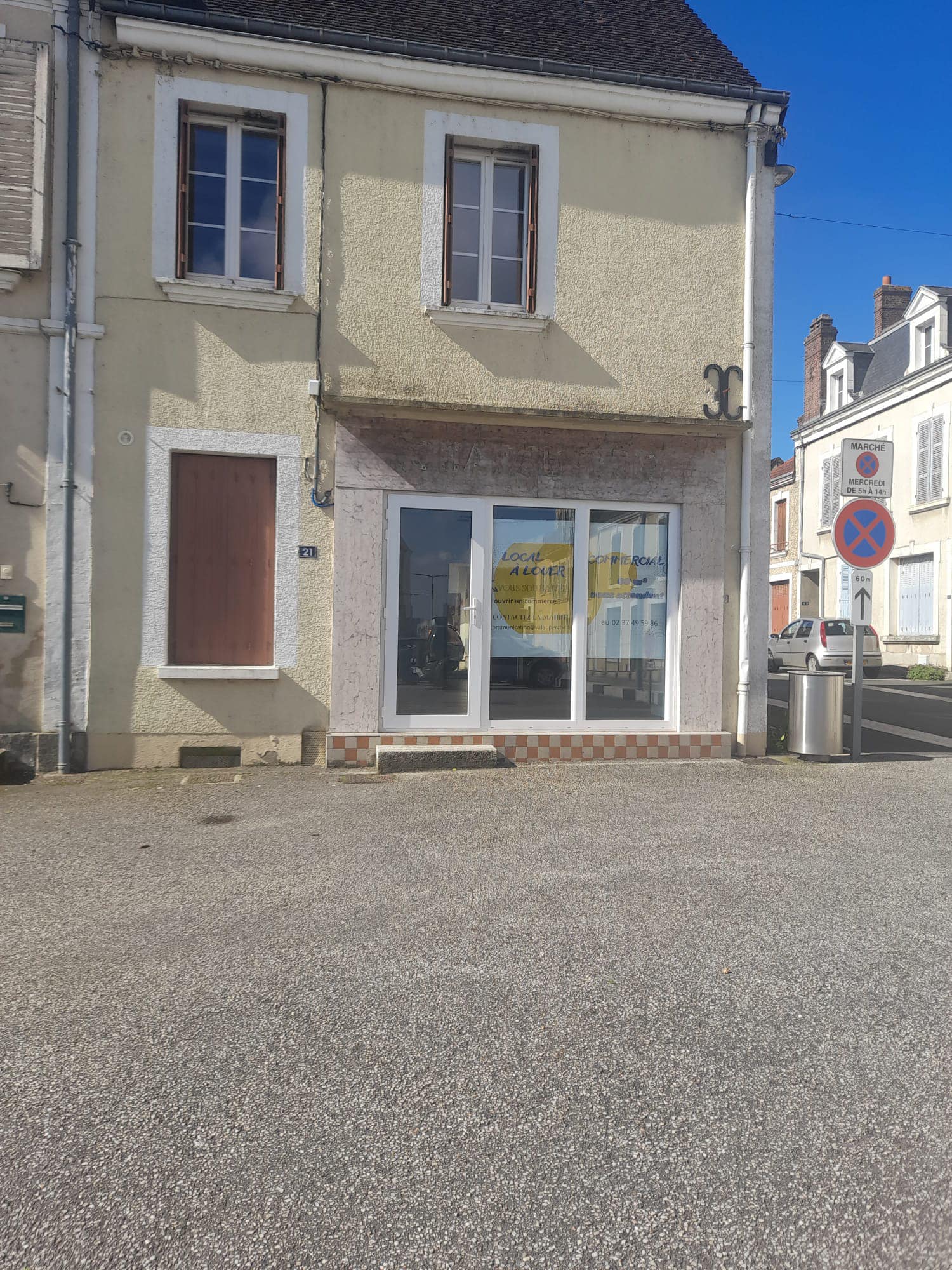Nous proposons un local commercial de 60 m².
 Il est très bien situé face à notre place de l'église, au cœur de notre centre bourg avec plusieurs commerces. 
Une  belle visibilité avec une vitrine, vous disposez de plusieurs places de stationnement gratuites.
Le local est entièrement neuf.
Loyer de 530 €
