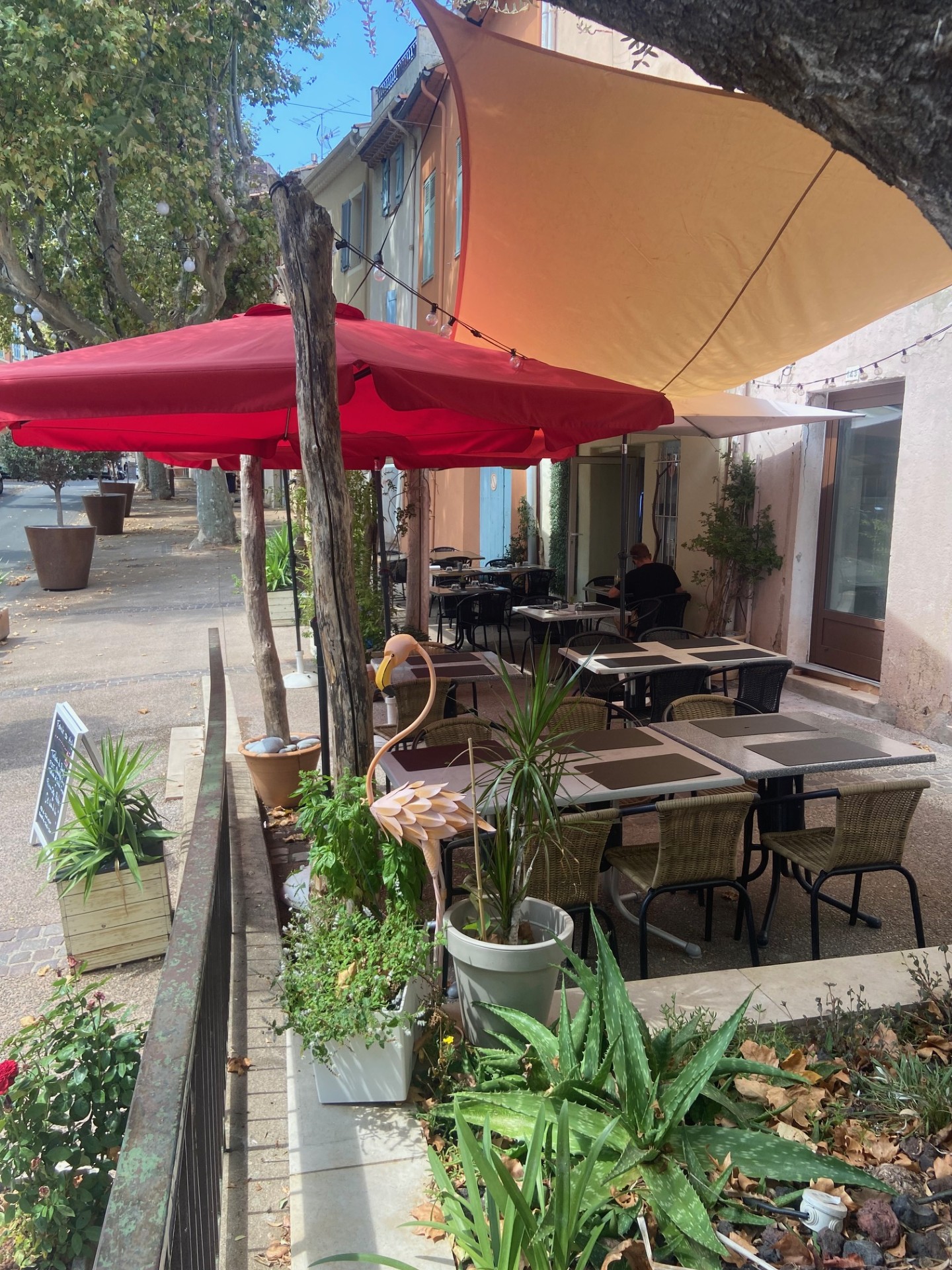 À vendre – Fonds de commerce Restaurant Traditionnel
Fréjus Centre Historique

Opportunité clé en main !
Situé dans un emplacement attractif et passant, ce charmant restaurant traditionnel dispose d’une capacité de 20 couverts en intérieur et 30 en terrasse.
• Chiffre d’affaires annuel : 120 000 €
• Cuisine entièrement équipée avec matériel professionnel en parfait état
• Décoration chaleureuse et ambiance conviviale
• Clientèle fidélisée, idéale pour reprise immédiate
• Aucun travaux à prévoir – exploitable dès la signature

Idéal pour un(e) professionnel(le) de la restauration souhaitant se lancer ou développer une activité déjà florissante.

Loyer actuel : 880€/mois

📞 Contact : Mr FARASSE, ATable Fréjus