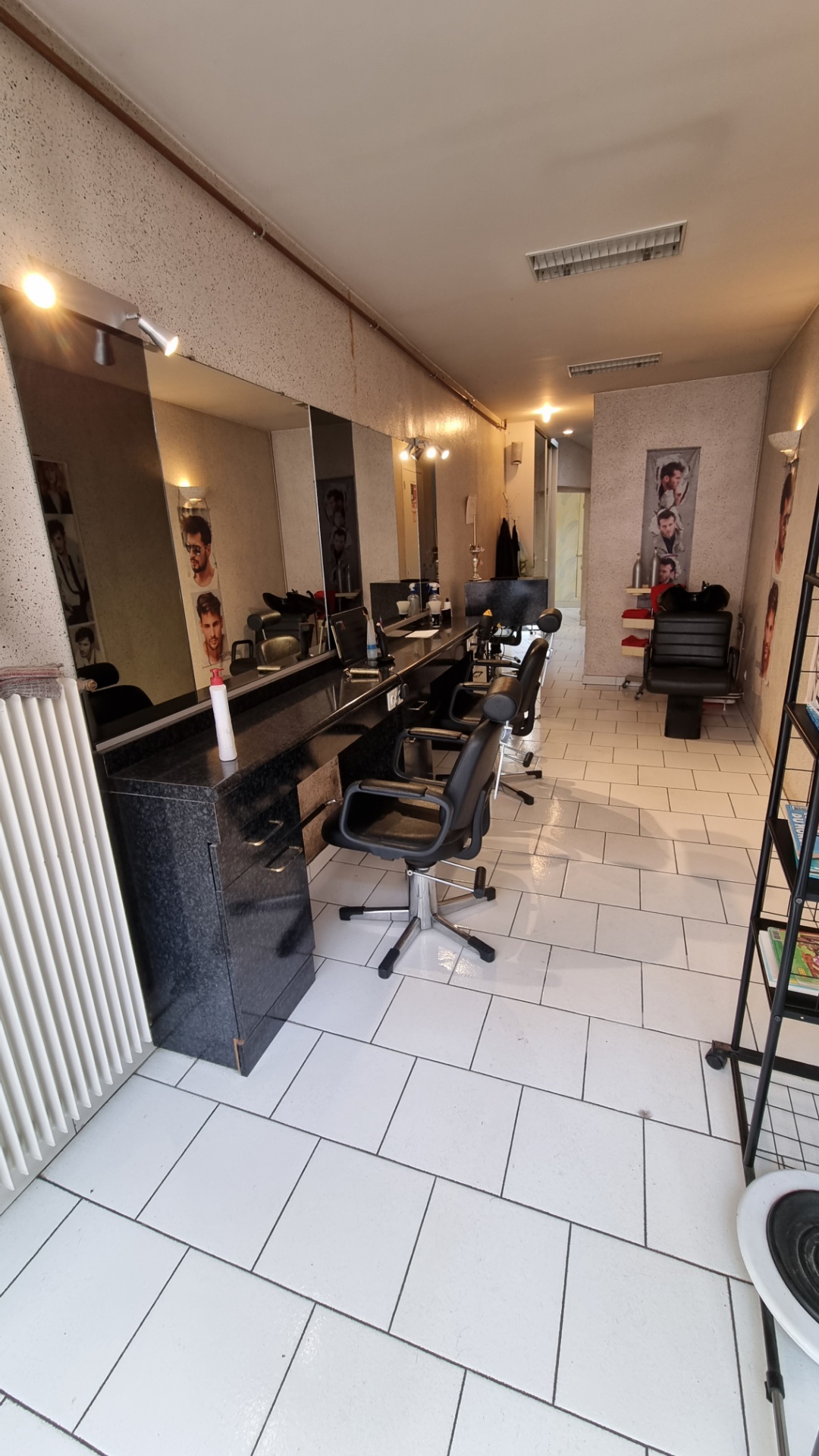 Fond de commerce salon de coiffure mixte à vendre. 86m2, 2 ouverture dans 2 rues différentes, pas d employé à reprendre