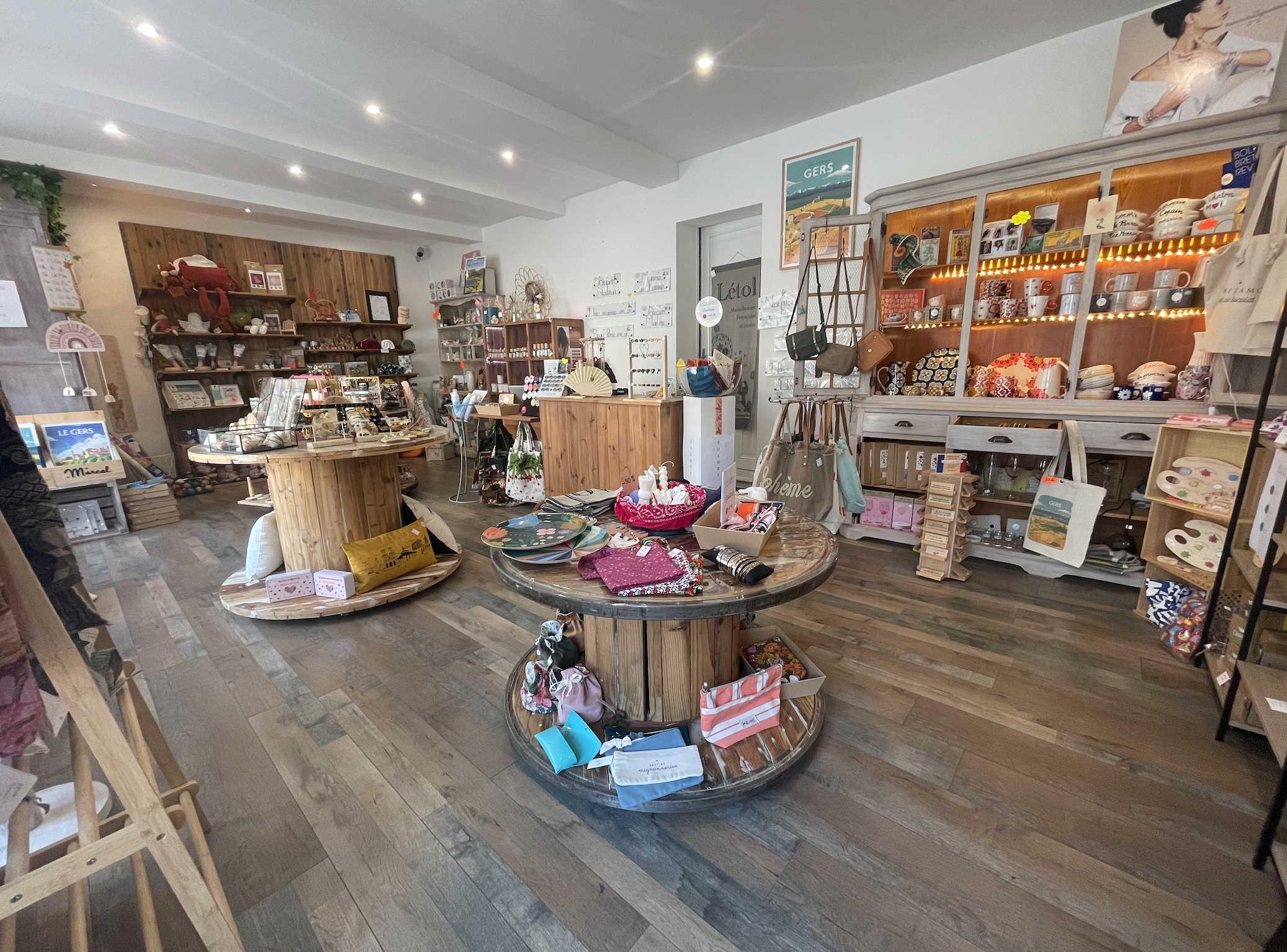 🌿 À VENDRE – CONCEPT STORE CLÉ EN MAIN, CRÉATION FRANÇAISE 🇫🇷

Boutique coup de cœur – activité prête à exploiter immediatement.
Située dans un village au sud du Gers, cette boutique concept store au style chaleureux et cocooning bénéficie d’une clientèle fidèle, attachée à la qualité des produits, au conseil personnalisé, à la convivialité ainsi qu’à l’univers différenciant autour de la création française.
✨ Un lieu soigné, avec une vraie identité, prêt à être repris sans travaux ni restructuration.
Boutique clé en main, entièrement aménagée.
Stock étoffé permettant une reprise immédiate.
Réseau de fournisseurs en place.

Beau potentiel de développement, notamment grâce au e-commerce et aux réseaux.
Je souhaite aujourd'hui transmettre cette belle aventure à une personne désireuse de poursuivre son développement et de faire vivre un commerce de proximité.
 
Prix du fond de commerce 25 000 € + stock 
Loyer attractif : 400 €/mois.

📩     Dossier complet et informations sur demande. 
📞 Contact sérieux uniquement ; Je serai ravie d'échanger avec vous et de vous faire découvrir la boutique.