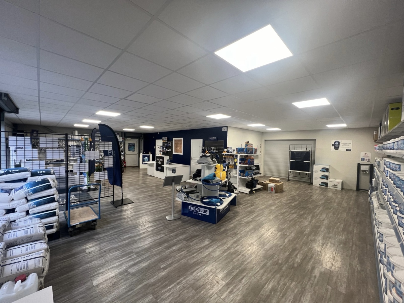 Entreprise de construction de piscines traditionnelles, implantée dans le secteur depuis 1986, excellente réputation.
Magasin de vente à forte rentabilité, plus de 200 contrats d’entretien (mise en service et hivernage), excellente visibilité.
Location ou vente des bâtiments
Showroom:120m2
Bureaux: 30m2
Stockage: 350 m2
Stock en sus ( environ 65000€)
Idéal pour un couple avec 1 salarié 
CA:900000€
Marque Everblue, Piscines de Qualité
Centrale d’achat et soutien technique.
Non franchisé. Adhésion gratuite.
www.everblue-prayssac.com