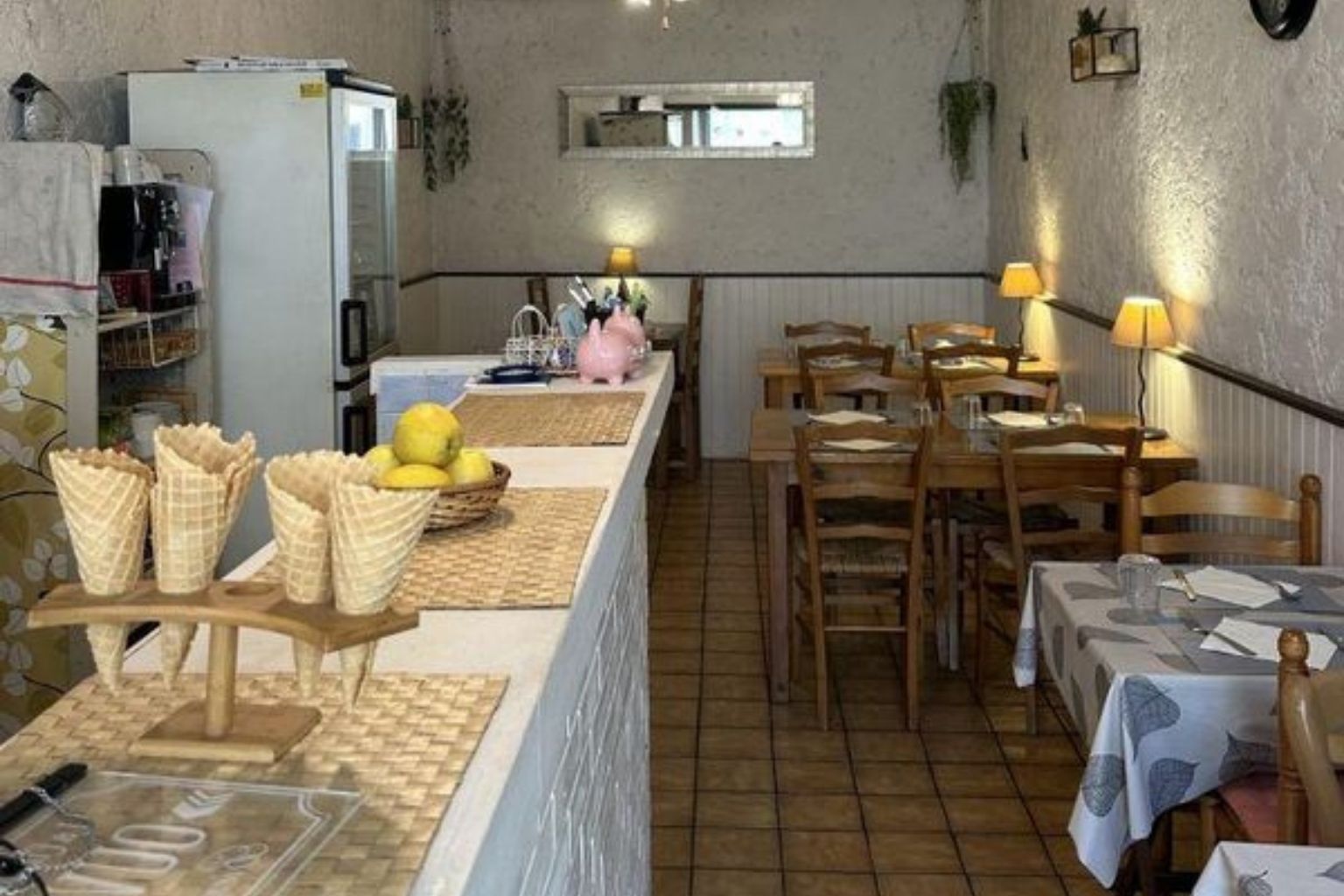 Crêperie historique de 50 m² disponible à Cavaillon, à deux pas de la mairie. L’établissement bénéficie d’une excellente réputation et d’une clientèle fidèle depuis près de 40 ans. Idéale pour une activité de restauration sur place et à emporter, cette affaire propose une vingtaine de couverts en salle et une petite terrasse saisonnière. Un espace cave complète le local pour le stockage, et l’activité actuelle se déroule le midi uniquement, du mardi au samedi.