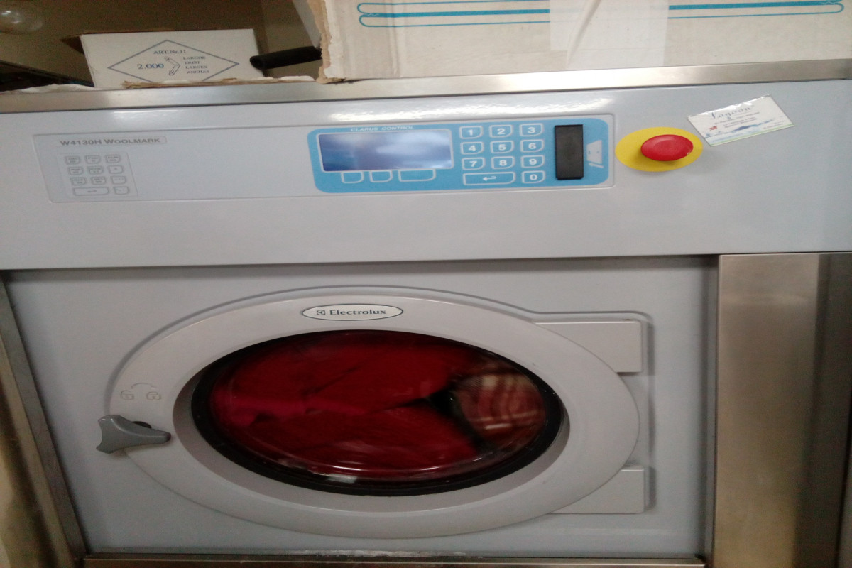 Au coeur d un village touristique cadre idyllique ,toutes saisons 2 stations de ski , centre thermal, petit train le plus haut d 'Europe ... Je vends mon affaire comprenant 2 laves linge ,7 kg, 1 sèche linge  7 kg , 1 sèche linge 10 -14 kg , 1 machine 10, 14 kg  marque Miele , 1 centrale paiement , 1 machine aqua clean 10 kg et 1 sèche linge 10 kg (Pressing ) marque Lagoon, 1 centrale de repassage , 1 calandreuse , 1 emballeuse .Nombreux contrats à l année plus une clientèle fidèle du village et des alentours ( car la seule dans le coin ) .Mairies de 2 village ,agences immobilières ( linge des appartements de location)  , nombreux gîtes , usines pour le nettoyage des tenues de travail des employés .Nombreux commerces dans la même rue .Pour une famille avec enfants crèche ,école maternelle , école primaire , collège .Nombreuses activités pour adultes et enfant escalade ,hand-ball, ,gym ,trinquet ,salle de sport ,rugby ,foot ,ski ,raquette, école de musique basquet ,etc , etc