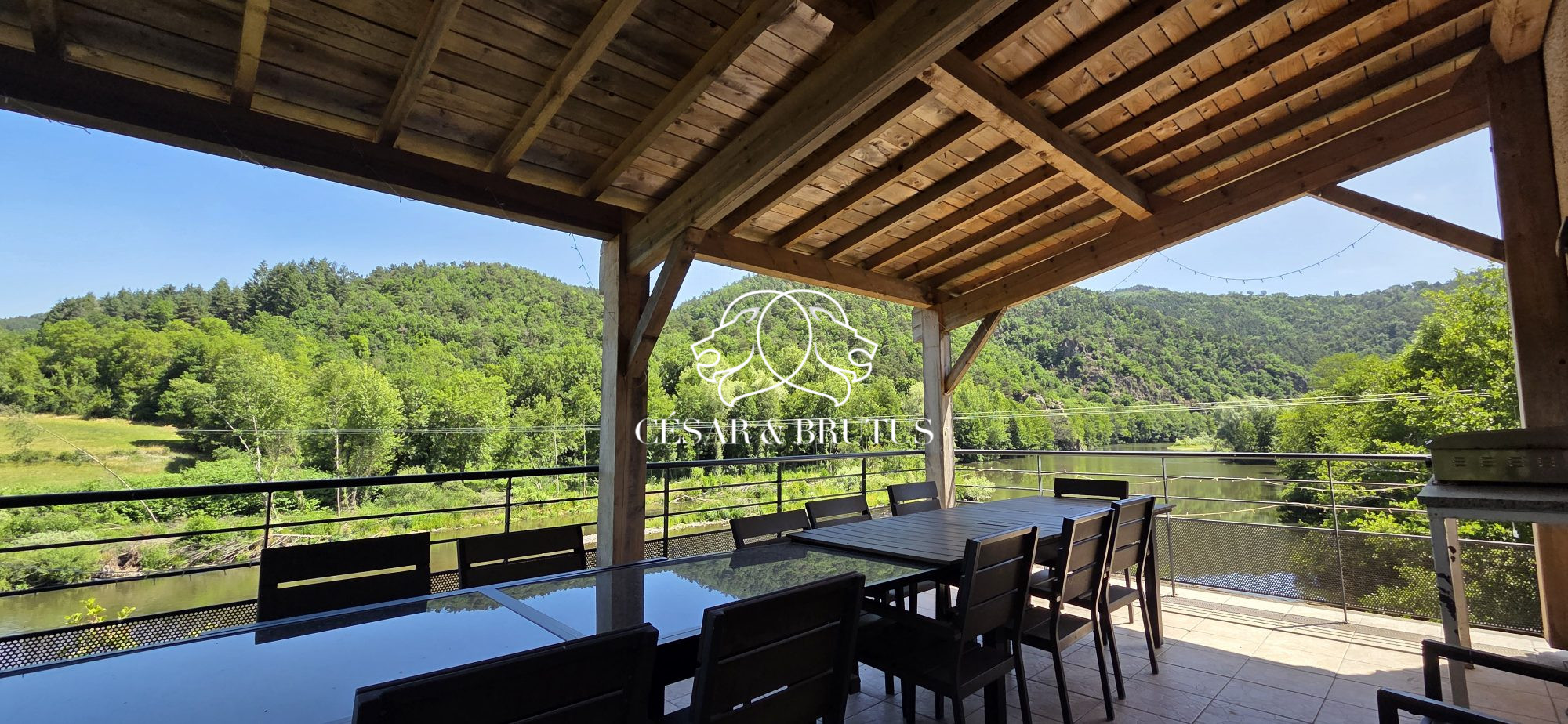 SAINT VINCENT 43800 HAUTE LOIRE AUVERGNE VEND moulin de caractère 460m2 habitables. Gite de groupe classé 3 étoiles bord de Loire Activité touristique clé en main  Maison d'habitation sauna spa Dépendances terrain de 7000m2 Nature préservée DPE: D 
au cœur d'un environnement naturel exceptionnel en bordure de Loire, découvrez cet ancien moulin de caractère offrant un cadre de vie rare et un potentiel touristique immédiatement exploitable.
Cette propriété unique développe environ 460 m² habitables et se compose d'une maison d'habitation indépendante ainsi que d'un gîte de charme classé 3 étoiles bénéficiant d'une excellente réputation auprès de sa clientèle. Plusieurs annexes et dépendances viennent compléter l'ensemble et offrent de nombreuses possibilités d'évolution ou d'aménagement.
Dès votre arrivée, le charme opère. Les façades en pierre, les volumes généreux, le chant de la rivière et les vues dégagées sur les collines environnantes créent une atmosphère particulièrement apaisante.

La maison principale (T5) permet de profiter pleinement de ce cadre privilégié tout en conservant une parfaite indépendance vis-à-vis de l'activité touristique. Elle bénéficie notamment d'une magnifique cave voûtée pleine de caractère, véritable témoin de l'histoire du lieu et offrant un charme authentique supplémentaire à cette propriété d'exception.

L'atout majeur de cette propriété réside également dans son activité touristique existante, offrant aux futurs propriétaires la possibilité de bénéficier d'un revenu complémentaire dès l'acquisition.
Le gîte de groupe (quinzaine de couchages), vendu entièrement meublé et exploité avec succès depuis plusieurs années, accueille ses visiteurs dans un environnement chaleureux et confortable. Véritable invitation à la déconnexion, il offre de beaux espaces de vie, plusieurs chambres ainsi qu'une superbe terrasse couverte surplombant directement la Loire. Un cadre privilégié où les repas, les moments de détente et les soirées entre amis prennent une dimension particulière, au rythme de l'eau et de la nature environnante.

Les vacanciers profitent notamment :
- D'une grande pièce de vie conviviale avec cuisine ouverte
- D'un espace détente avec sauna et spa
- D'une salle de jeux
- D'un accès privilégié à la nature environnante

À l'extérieur, la propriété s'étend sur près de 6 888 m² et bénéficie d'un emplacement exceptionnel au bord de la Loire.

Les amateurs de pêche, de randonnée, de VTT, de canoë ou simplement de tranquillité trouveront ici un terrain de jeu grandeur nature.

Une ancienne bergerie d'environ 110 m² ainsi que plusieurs espaces annexes viennent compléter l'ensemble et laissent entrevoir de nombreuses possibilités d'aménagement ou de développement.

La propriété bénéficie également d'un droit d'eau, élément aujourd'hui rare et particulièrement recherché. Sous réserve des autorisations administratives nécessaires, d'une étude de faisabilité et d'éventuels travaux d'aménagement, ce droit pourrait offrir des perspectives de valorisation complémentaires, notamment dans le cadre d'un projet de production d'électricité. Une opportunité supplémentaire qui vient renforcer le caractère unique et le potentiel de cette propriété.

Que vous soyez à la recherche :
- D'un changement de vie,
- D'un projet touristique clé en main,
- D'une résidence principale avec activité professionnelle intégrée,
- Ou simplement d'un lieu d'exception en bord de Loire,
ce moulin saura vous séduire par son authenticité, son environnement et son potentiel.
www.moulindelaribeyre.fr