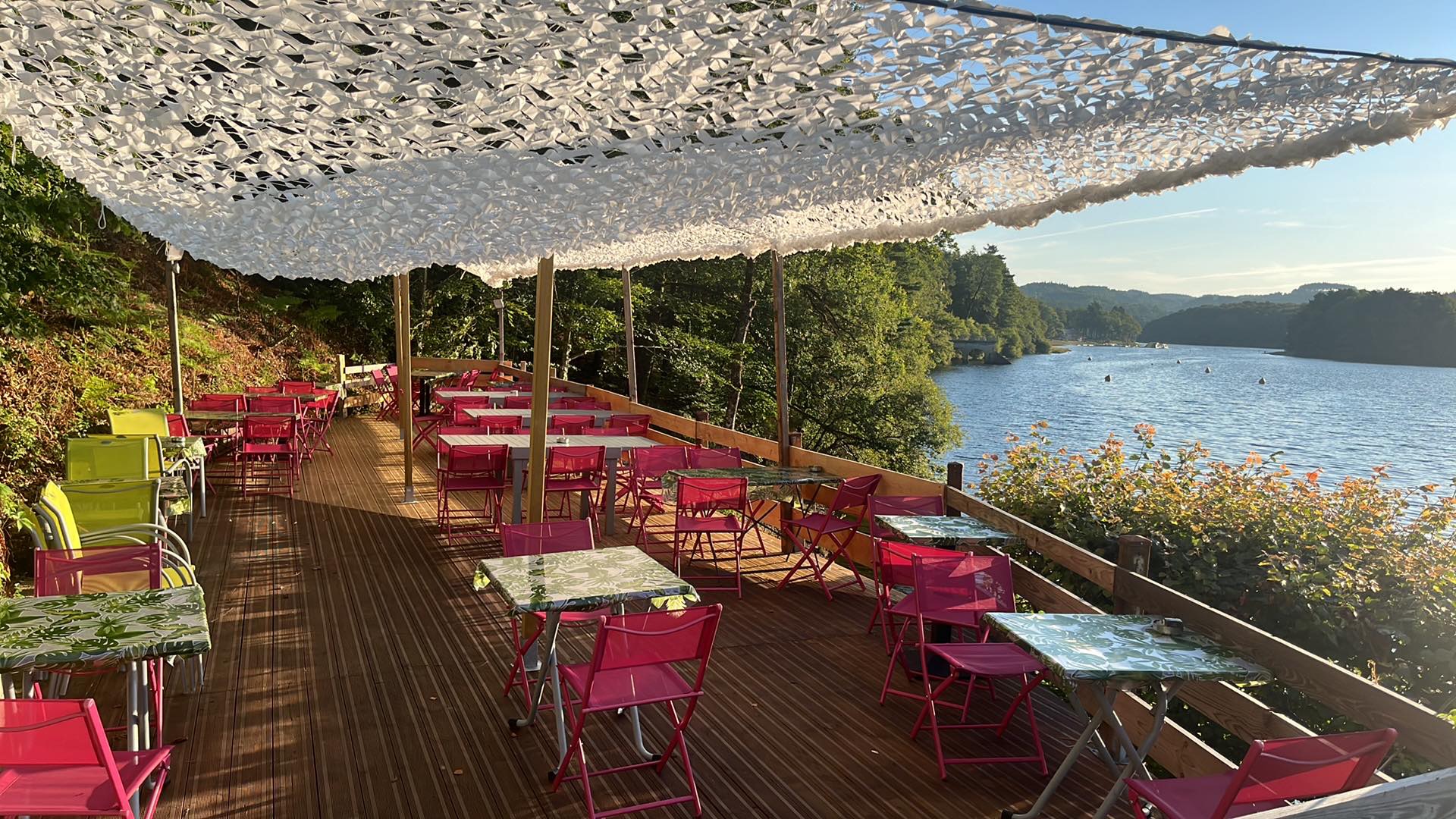 Ce charmant hôtel-restaurant, situé entre Tulle et Guéret, bénéficie d’une localisation exceptionnelle à la sortie d’un village pittoresque de 1 700 habitants. Avec une vue sur le lac animé en saison, l’établissement attire une clientèle variée, allant des locaux aux touristes. Le vaste terrain de 6 000 m² en bordure du lac est aménagé pour accueillir des animations, avec une grande terrasse idéale pour une ambiance guinguette en été.