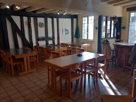 A vendre fond de commerce bar restaurant avec licence 4 dans village Solognot,  

Je vends le bar restaurant de 130m2 où règne une ambiance familiale, 
L'établissement se compose d'un bar équipé de 4 tables de 6 personnes + 1 grande cheminée non tubée ainsi que des toilettes.
d'une belle salle de restaurant de 10 tables de 4 personnes, 2 tables de 2 personnes, et 1 table de 1 personne.
1 terrasse extérieure de 14,21 m2 + toilettes PMR
1 cuisine bien équipée et fonctionnelle, et une arrière cuisine

Il y a un bail en cours jusqu'au 31 juillet 2027 à renouveler, 
le loyer est de 551.00 € 
compter en plus l'eau et l’électricité

Ce bien est à 15 minutes de Sully-sur-Loire, 25 minutes de Gien, 25 minutes d' Aubigny-sur-Nère et 25 minutes de Lamotte Beuvron 

N’hésitez pas à me contacter pour de plus amples informations.