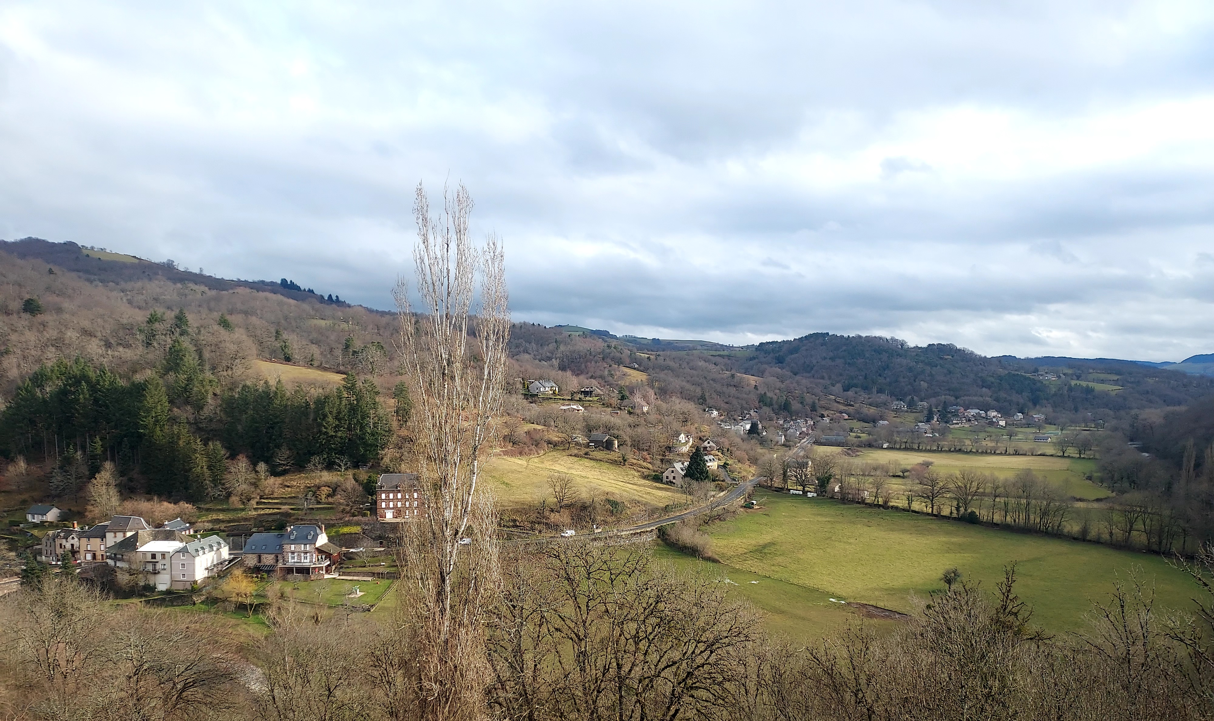 La mairie de Saint-Laurent d'Olt souhaite encourager la création d'un bar restaurant au cœur du village et  cherche un gérant dynamique pour relever ce défi  !
Le local est neuf, offrant deux salles de restaurant spacieuses et une terrasse avec vue imprenable sur le Lot et les contreforts de l'Aubrac.
Un cadre idéal pour accueillir les habitants et les visiteurs dans une ambiance conviviale et chaleureuse.
Potentiel exceptionnel !