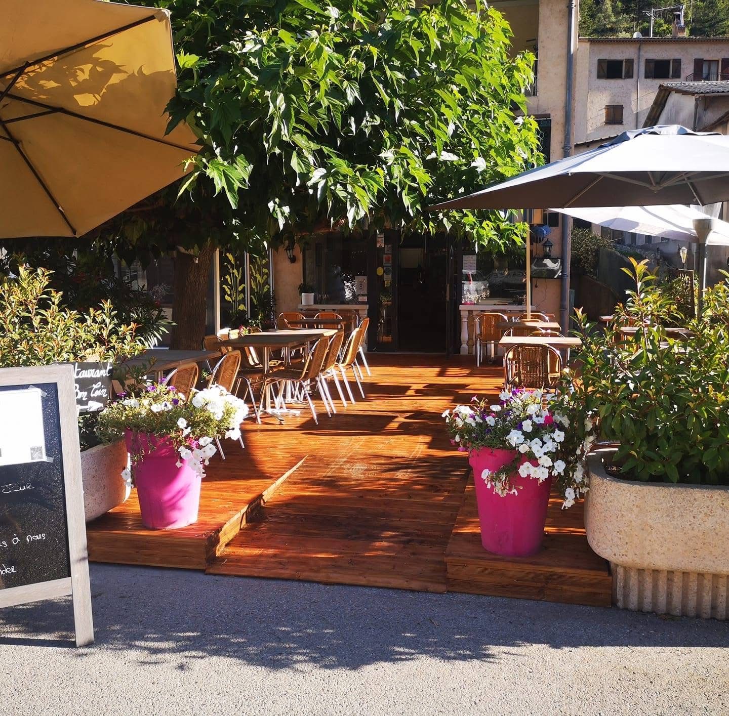 Restaurant comprenant 26 couverts à l’intérieur et 34 sur une terrasse semi ombragée. Zone RR qui vous permettra de bénéficier d’une défiscalisation pendant 3ans. Il est situé en face de la gare où démarre la locomotive à vapeur, arrêt de bus, en face d’un hôtel 3etoiles avec grand parking et commerces alentours. À 200 m du coeur du village.