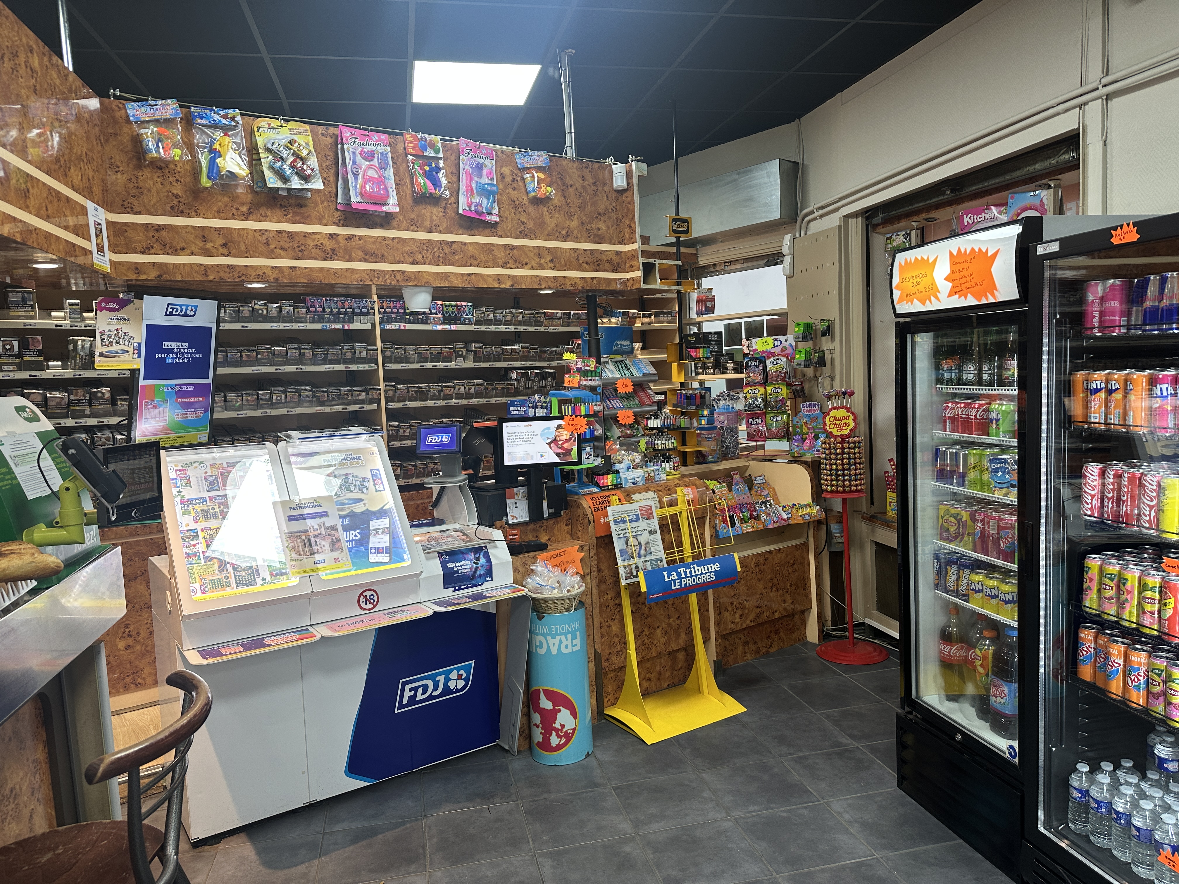 Bonjour je vends mon bar tabac il est très bien situé sur la périphérie de Saint-Étienne notre activité est bar tabac loto PMU et BenBlotterie la surface est de 90 m² avec une cuisine  en plus de 15 m² environ et un appartement de type T2 de 50 m²
aucun travaux à prévoir tout a été refait à neuf toutes les machines sont en très bon état et nous appartiennent nous avons 10 tables de quatre personnes à l'intérieur plus un grand comptoir ainsi qu'une très belle terrasse qui vient d'être rénové
 Chiffre dAffaire :190000euros
40 places assises a l'intérieur
Nous sommes fermés 7 semaine par an
À proximité du carrefour où nous nous trouvons il y a des commerces comme Carrefour une boulangerie Lidl à Snack et un coiffeur
Si t'es pas à me contacter par mail ou par téléphone si vous avez besoin 2 + de renseignements cordialement