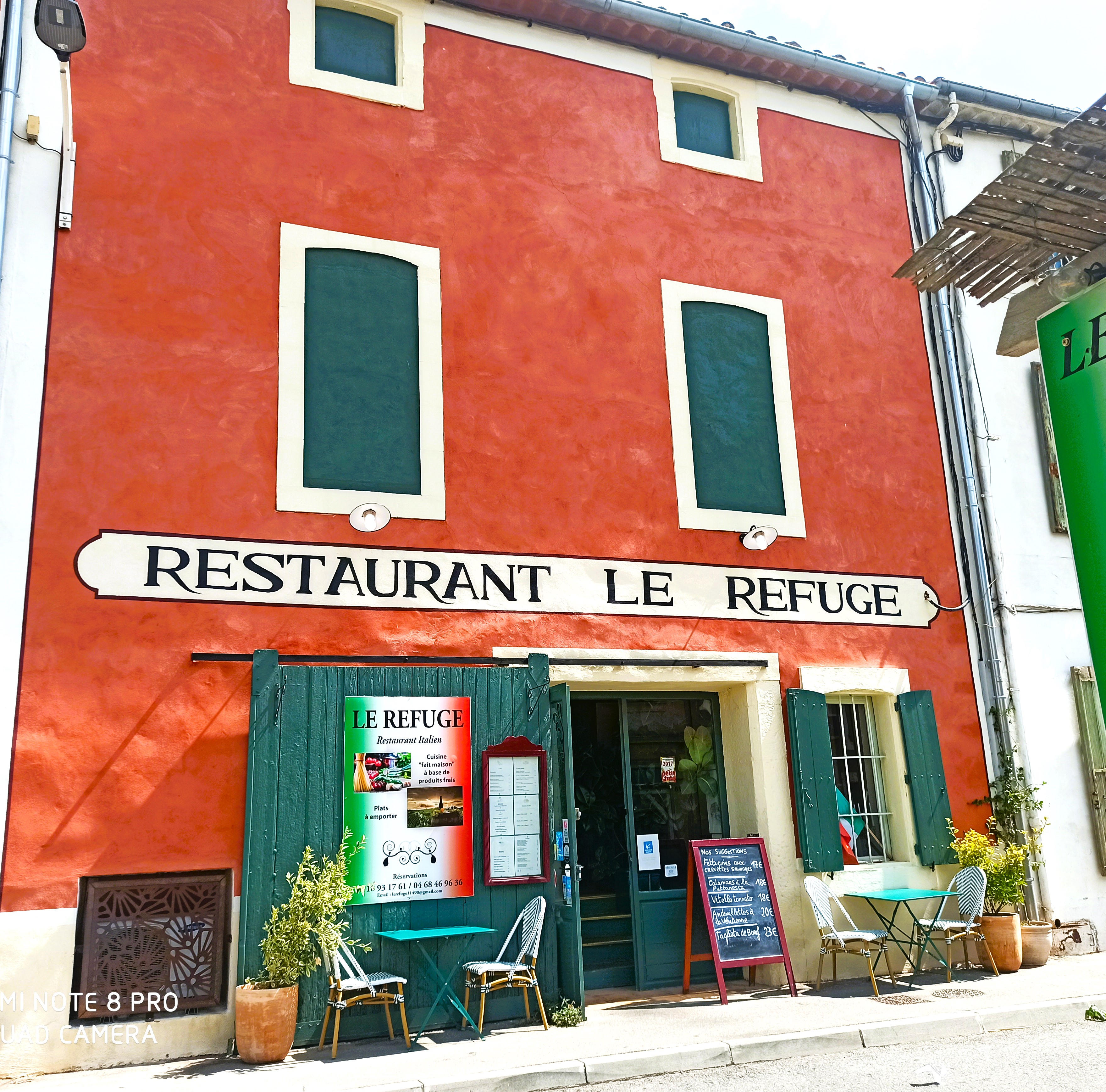 l'établissement est situé au cœur d'un village touristique pittoresque de l’Aude, à seulement 15 mn de la mer et à proximité de sites touristiques renommés comme la Réserve africaine de Sigean et Térra Vinéa.

Il est situé sur la route principale traversant le village, facile d’accès à 5 km d'une sortie d'autoroute avec des places de parking à proximité.


Il se distingue par la qualité de sa cuisine italienne authentique, entièrement préparée sur place avec des produits frais et locaux.
Construit dans une ancienne cave coopérative des années 1930, il offre une
atmosphère charmante et conviviale. Les convives peuvent également profiter d'une terrasse extérieure ouverte.

Capacité d’accueil totale 60 couverts.
L'établissement a été refait à neuf en 2017. Le matériel est récent.
Fermé 1mois et demi par an et 2 jours de repos par semaine.

CA  2021  ( COVID)    98942 €  HT  ( 6 mois)
CA  2022    153000 €  HT 
CA  2023     179400 € HT

Ticket moyen : 33 €

Prix du fonds : 78000 €  avec un loyer de 1000 € TTC
Possibilité achat de murs commerciaux .

Idéal pour couples professionnels .