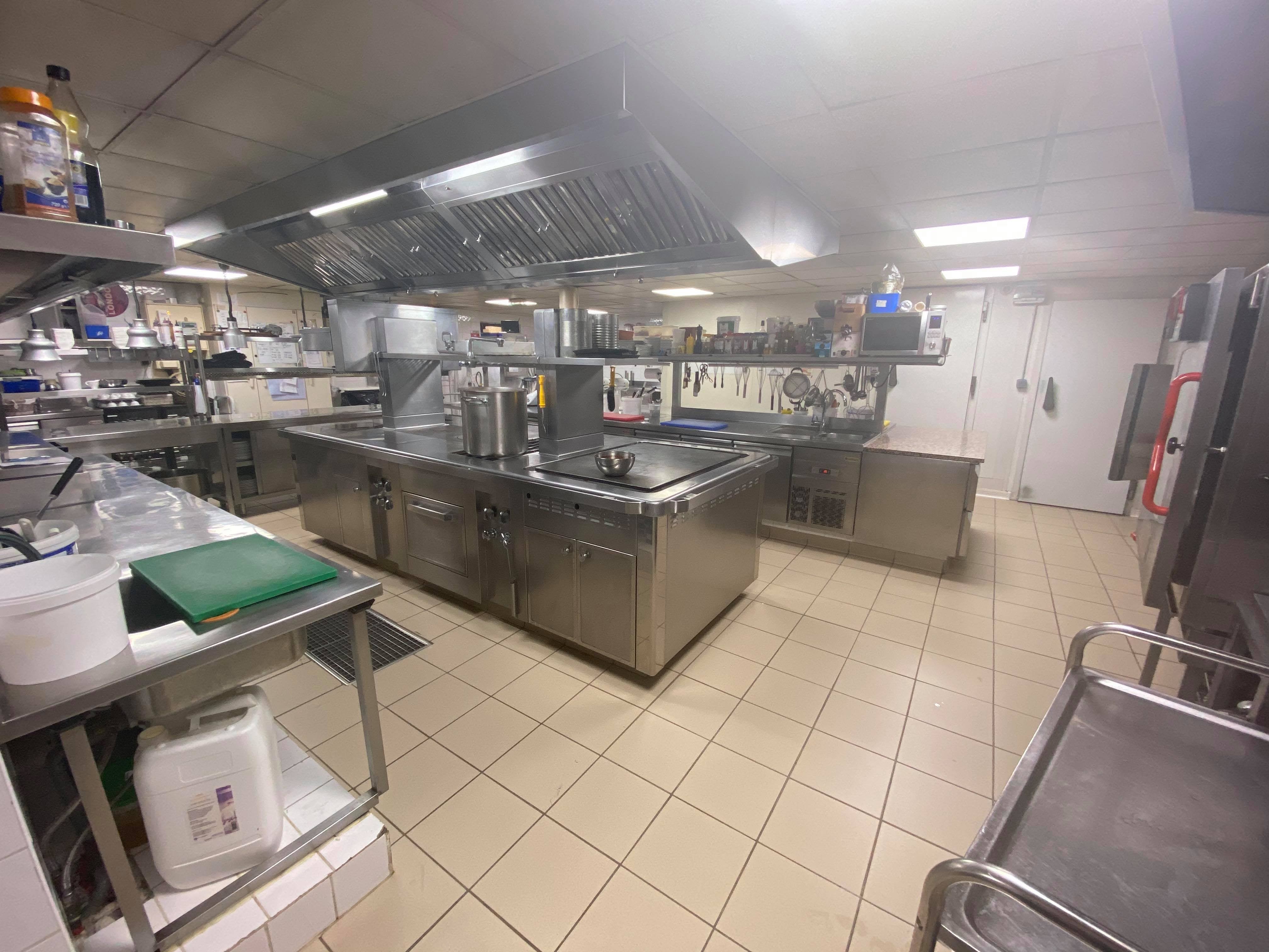 Restaurant situé à 5 min du centre ville, avec appartement T6 attenant.   Accessibilité très simple, avec parking privé et parking gratuit à proximité.  
Accès handicapé sur tout l’établissement. 
 Etablissement en fonctionnement depuis 14 ans sans perte de CA, s'appuyant sur une très bonne renommée.  
Prêt à poursuivre son activité sans aucun investissement.  
Etablissement toujours très bien entretenu, moquette au sol dans la grande salle, matériel et matériaux de qualités. 
1 Bar 50 m2 avec licence IV  
1 Salle de restaurant principale 100 m2 (60 cvts)  
1 Salle des restaurant secondaire 28 m2 (24 cvts)  
1 Terrasse 21 m2 (18 cvts), avec une baie vitrée de 7m de long.  
1 double sanitaire 13 m2 aux normes accès porte automatique  
1 Buanderie 7,50 m2  
1 Cuisine entièrement équipée aux normes de 100 m2 plus plonge de 8 m2 attenante accès portes automatiques (cuisine et plonge)  
2 chambres froides positives 
1 chambre froide négative 
1 Fourneau central etc… 
1 Economat 7,50 m2 attenant à la cuisine.  
1 Local produit d’entretient 3,50 m2 
2 Vestiaires homme et femme séparés avec WC, douche et casiers.  
1 Cave en 2 partie total 30 m2   
Établissement entièrement climatisé et réversible (neuf).  
CA 400 k€ HT 2024 sur 8 services par semaines  
Fermeture: 4 semaines de congés par an et jours fériés.  

Prix du Fond 150 000€.   


Appartement T6 235 000€ SURFACE 150 m2 donnant sur un toit terrasse de 95m2 sans vis a vis, situé au dessus du restaurant.  
Cuisine équipée ouverte sur grande pièce à vivre et baie vitrée 4,80m. 
1 Suite parentale avec salle de douche dressing et WC 
3 chambres  
1 salle de douche + WC séparé   


Murs commerciaux 345 000€.  Surface de 380 m2, entièrement dédier au restaurant avec parking privé de 14 places, cave, terrasse,...   

Le prix total de vente, FOND + MURS + APPARTEMENT est de 730 000€ 
(La repartions des montants peut varier aux souhaits des acheteurs)