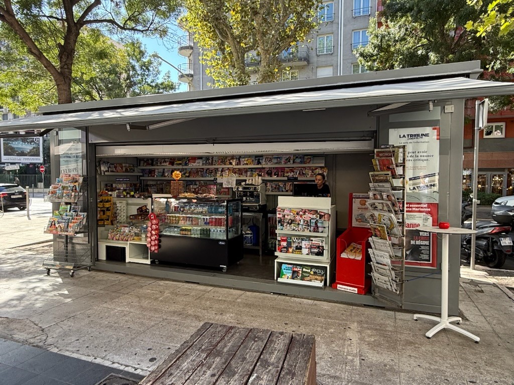 Vous êtes commerçant en tant que travailleur indépendant donc non salarié (SAS, SASU, SARL, EURL, EI, micro-entreprise…), vous gérez un kiosque Boulevard du Général Delfino à NICE. 
Le kiosque fait une superficie de 12m2 et il est positionné sur une zone passagère, devant une des entrées de la galerie TNL et une brasserie, à quelques pas du McDonald.

Un contrat avec le dépôt de presse (La SEC basé à Monaco) sera nécessaire et une  formation obligatoire.

Les activités (vos revenus proviendront des commissions de ces activités):

Presse nationale(23%) et régionale(14%)
Les Colis (PickUp, ...)
Les souvenirs, les cartes postales et cartes évènementielles
Les boissons, les glaces emballées, les confiseries, la bimbeloterie, la librairie

Les charges sont :

Loyer,
Electricité,
Routeur4G ou box internet
Caisse informatisée avec logiciel intégré de presse(Strator, Bimedia, JDC…): entre 80 et 120€/mois
Assurance

Ouverture 6/7.
Vous vous adapterez à la fréquentation du quartier et du centre commercial.

Vous disposerez de ce kiosque sans droit d’entrée, ni pas de porte ou fonds de commerce.

Je vous rencontrerai sur place pour vous présenter l'environnement et le kiosque.