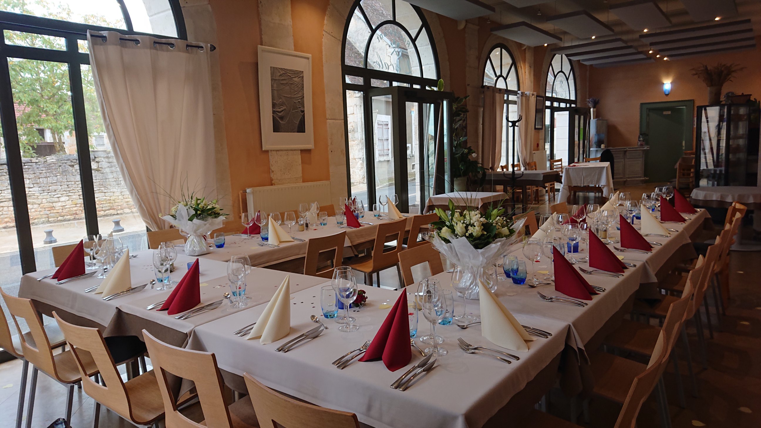 A reprendre en location-gérance un bar-restaurant avec licence IV situé au coeur du village dans un bâtiment communal.
Comme de 330 habitant en région Puisaye, proche du chantier médiéval de Guédelon, de Saint Sauveur en Puisaye, de Saint-Fargeau ...

L'ensemble est composé :
- au rez de chaussée d'une salle avec bar d'environ 86 m² pouvant accueillir 40 personnes, d'une cuisine équipée, d'une laverie, d'une légumerie, de réserves et d'une terrasse
- à l'étage d'un logement T3

Clientèle locale, ouvrière et de passage.

Expérience en cuisine demandée.

Loyer de l'ensemble 550€ HT/mois