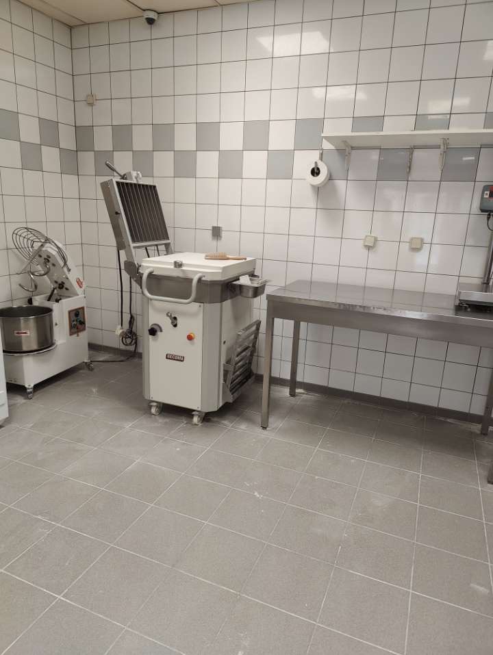 À vendre boulangerie de village avec activité pâtisserie et snacking, située sur la commune de La Verdière, dans le département du Var, en région Provence-Alpes-Côte d’Azur.
·        Chiffre d’affaires : 230 000 €
·        Prix de vente : 140 000 € (négociation possible dans la limite du raisonnable)
·        Matériel de fabrication et de vente : récent et en excellent état, aucun frais à prévoir
Commerce idéalement situé dans un village très dynamique, agréable à vivre, avec tous les commerces à proximité (tabac, restaurant, boucherie). Parking à proximité de la boulangerie.
Nombreuses possibilités de développement
Vente pour raison familiale.