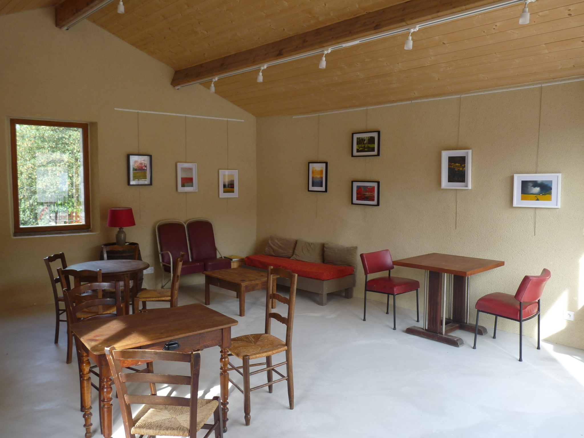 Recherche gérants Auberge communale Valdrôme
Valdrôme est un petit village de la haute vallée de la Drôme.
De nombreux sentiers à parcourir à pied (GR91 et 10 circuits balisés), à VTT (Les
chemins du soleil), à vélo (Les P’tites routes du soleil), à cheval sur les crêtes de
Valdrôme offrent un panorama sur toutes les Alpes méridionales, du Mont Ventoux au
Massif des Écrins, des Baronnies aux montagnes du Vercors.
Le village offre des activités de découverte de pratiques sportives : tir à l’arc sur
parcours 3D ou nature, mur d’escalade, pétanque, ….
De nombreuses manifestations y ont lieu tout au long de l’année : activités culturelles,
festives, concerts, spectacles…
La commune de Valdrôme, propose la reprise de « l’Auberge de Valdrôme » en
délégation de service public. Pas d’investissement, redevance annuelle de 6504 € pour
l’Auberge et de 4800€ (hors charges) pour le logement.
L’Auberge de Valdrôme comprend :
- un ensemble hébergement de 6 chambres indépendantes de 9 à 13 m², offrant une capacité de 17 couchages et un dortoir de 8 places.
- une lingerie
- un ensemble café-restaurant avec Licence IV de 38 couverts et une cuisine équipée.
- deux terrasses extérieures sur deux niveaux
- une salle annexe indépendante de 30 m2 pouvant accueillir réunions, séminaires,
stages pratiques, expositions, spectacles
- un espace commerce à aménager
- un logement attenant et indépendant de type T3
Potentiel à développer idéal pour un couple désireux de vivre en milieu rural.
Retrouver tous les détails de l’appel à candidature sur ce lien :
Dossier complet à retirer sur la plateforme AWS :
- Créer un compte gratuit en suivant le lien :
htttps://ledauphine.marchespublics-eurolegales.com
- Chercher le titre de l’annonce : Gérance Auberge communale Valdrôme
- Télécharger les documents
- Toutes les questions et les documents du dossier sont à déposer sur la plate-forme