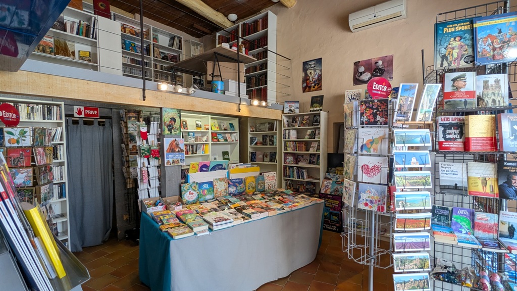 CARCES 83570- Rare: opportunité de fonds de commerce LIBRAIRIE 
Carcès est un village dynamique toute l'année, plusieurs commerces, restaurants, associations, complexes éducatifs, médicaux et sportifs, où il fait bon vivre en famille.
Très bien situé dans la rue commerçante animée de notre si beau village, dans une maison de village de caractère, rare opportunité: fonds de commerce de la librairie La Relecture. En activité depuis 2014, Dominique et Jean-Paul sont devenus des acteurs incontournables de notre commune. Accueillant et conseillant, au quotidien, une clientèle locale fidèle au sein de la librairie, touristique par leur présence sur les marchés, et connectée grâce à leurs ventes en ligne. Point Presse, livres, jouets, divertissements et produits Durance: un large éventail qui satisfait des plus petits aux plus grands. Le commerce offre une très belle visibilité, avec du stationnement aux abords immédiats et une grande vitrine pour dévoiler vos best-sellers ainsi qu'une boutique de 26m² environ en RDC + mezzanine 15m². Réserve avec évier et WC indépendant. Les bilans seront mis à votre disposition, et le stock sera à négocier. Nous répondrons avec plaisir à l'ensemble de vos questions