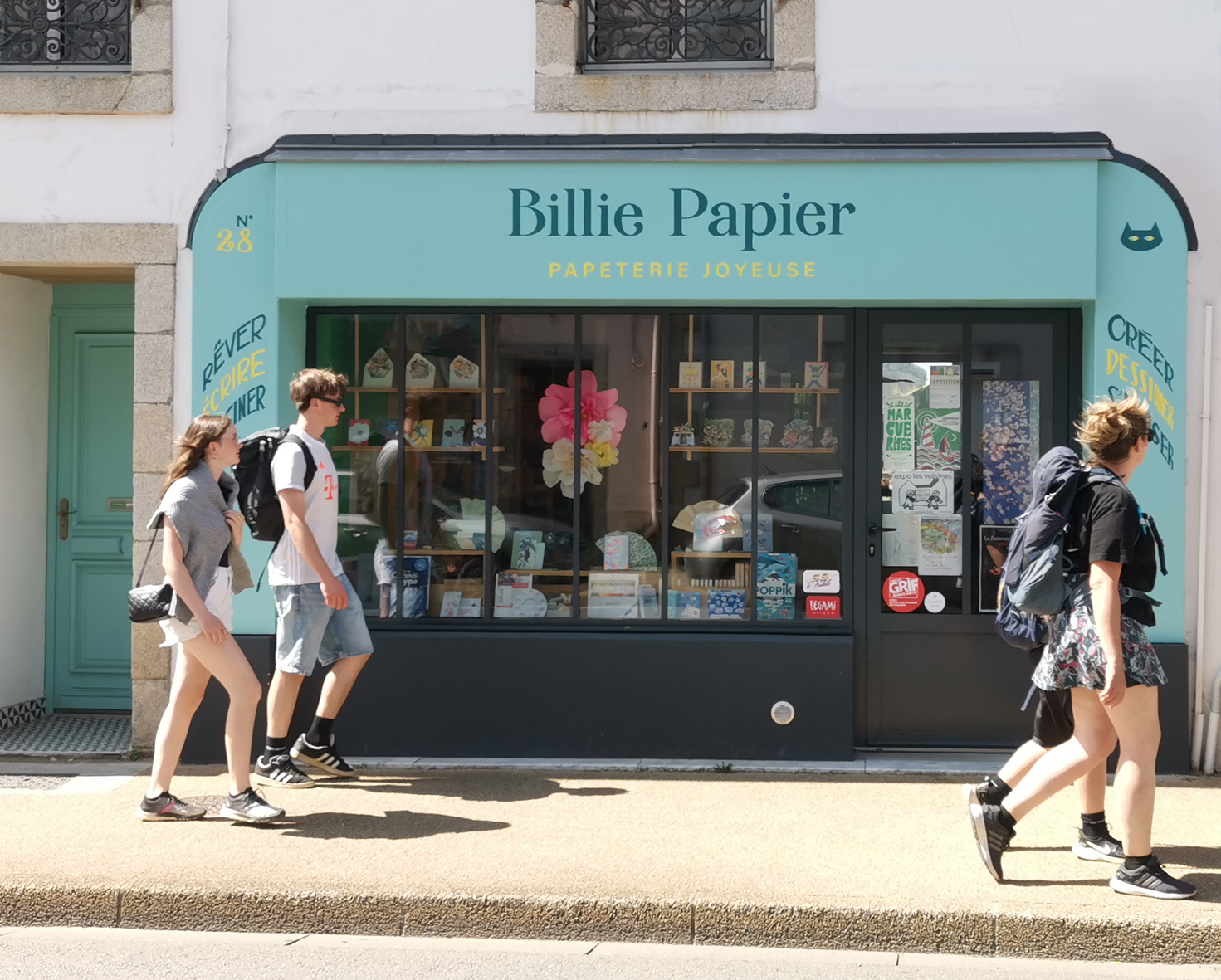 PAPETERIE CRÉATIVE  -  Fonds de commerce à céder

Située en centre-ville d’une ville côtière dynamique, cette papeterie bénéficie d’un emplacement qualitatif, à proximité immédiate de commerces moteurs : boulangerie, tabac-presse, fleuriste, parfumerie, commerces alimentaires, et cabinets médicaux, ainsi qu'un arrêt minute et deux parkings à moins de 50m.

Cette papeterie contemporaine, colorée et joyeuse, développe un concept fort autour du papier, de l’écriture et de la création avec une sélection pointue de beaux objets. 

COMPOSITION DES UNIVERS DE  LA BOUTIQUE :
•	Carnet & papier
•	Écriture & stylo
•	Beaux-Arts 
•	Loisirs créatifs 
•	Rayon enfant
•	Bureau & accessoires 
•	Carterie & petits objets 

LE LIEU :
Surface totale de 28 m² (dont 26 m² de surface de vente + 2 m² de réserve), bien optimisée et chaleureuse, comprenant un WC avec point d’eau.
Boutique entièrement refaite dans un esprit atelier d’artiste, avec des matériaux de qualité.
Ensemble très lumineux, grâce à une grande verrière sur rue et une fenêtre donnant sur un jardin.

Bail commercial 3/6/9 – loyer modéré.
Ouverture actuelle : 22h hebdomadaire, offrant un fort potentiel d’extension.

LA VILLE :
Ville portuaire de caractère, Douarnenez se distingue par son agréable cadre de vie et son identité culturelle forte. Touristique, elle conserve une clientèle locale fidèle à ses commerces de centre-ville. La présence de festivals annuels structurants renforce la dynamique commerciale et culturelle, favorable aux boutiques indépendantes.

ATOUTS & POTENTIELS:
•	Commerce exploité depuis 2022, reconnu localement
•	Clientèle fidèle et régulière, locale et touristique
•	Belle affluence estivale liée à la situation côtière
•	Potentiel de développement important :
        - élargissement des horaires,
        - partenariats locaux à développer,
        - animations et ateliers à développer.

Contact réservé aux repreneurs ayant un projet sérieux de reprise. Agences s’abstenir.