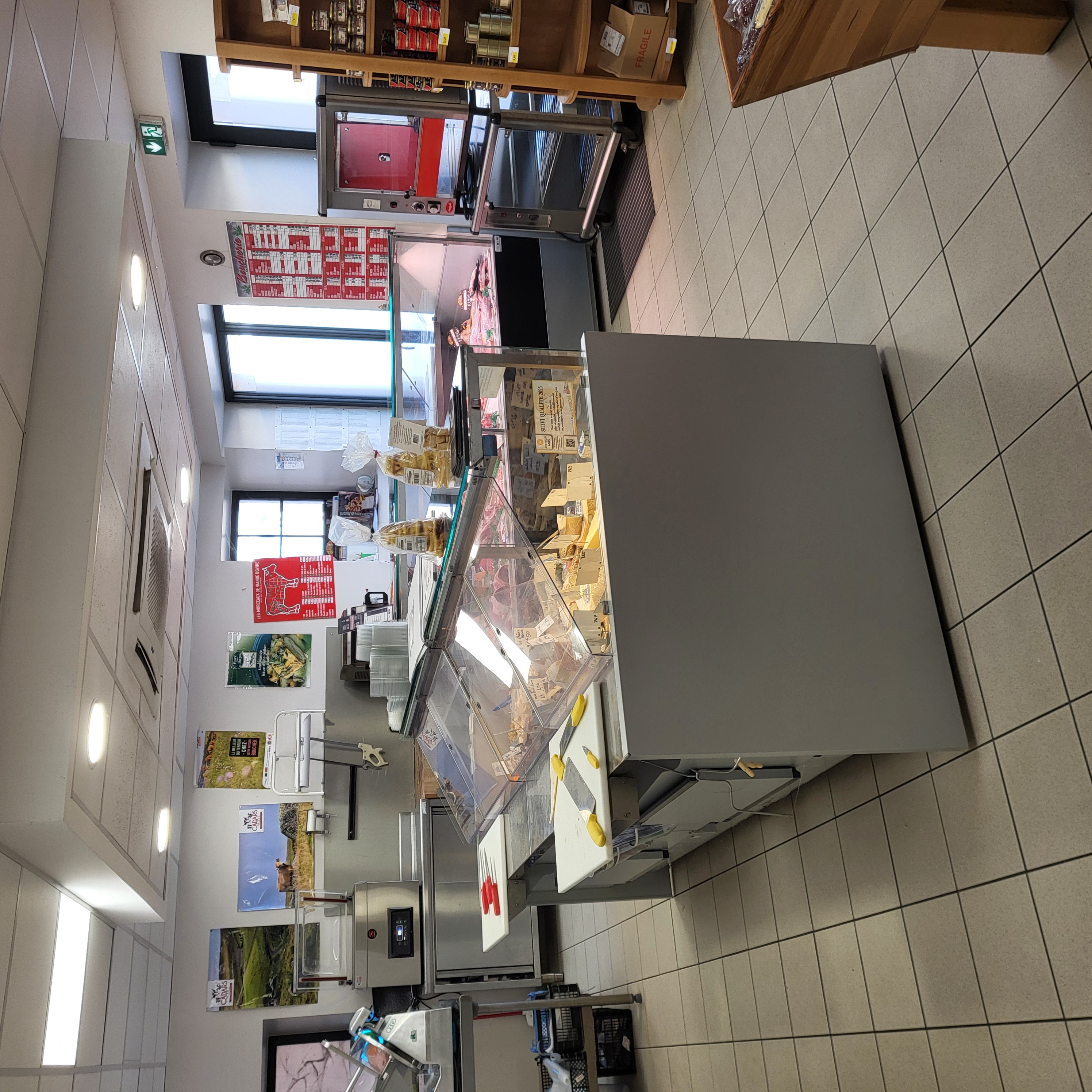 A SAISIR MULTISERVICES EPICERIE BOUCHERIE TRAITEUR
 
Dans un village du sud Aveyron ou il fait bon vivre...

tout le magasin est équipé et prêt a être exploité immédiatement
vous y trouverez
une clientèle fidèle et la réputation de l établissement garantisse un potentiel de croissance continue . CA en nette augmentation
nous fournissons en boucherie fruits légumes L HEPAD DU VILLAGE qui viens de s'agrandir. 

Dans le village vous trouverez egalement:
- une boulangerie
- une ecole primaire
- une base de canoe 
 

cote boucherie
tout le matériel de fonctionnement pour la boucherie ( hachoir, poussoir, rôtissoire , etc....un labo avec 2 chambres froides 

cote épicerie: 
3 congélateurs
1 frigo ainsi qu' 'un sous sol avec une chambre froide fruits et légumes ainsi qu' un monte charge et un fourgon utilitaire
le magasin est équipé de camera de surveillance