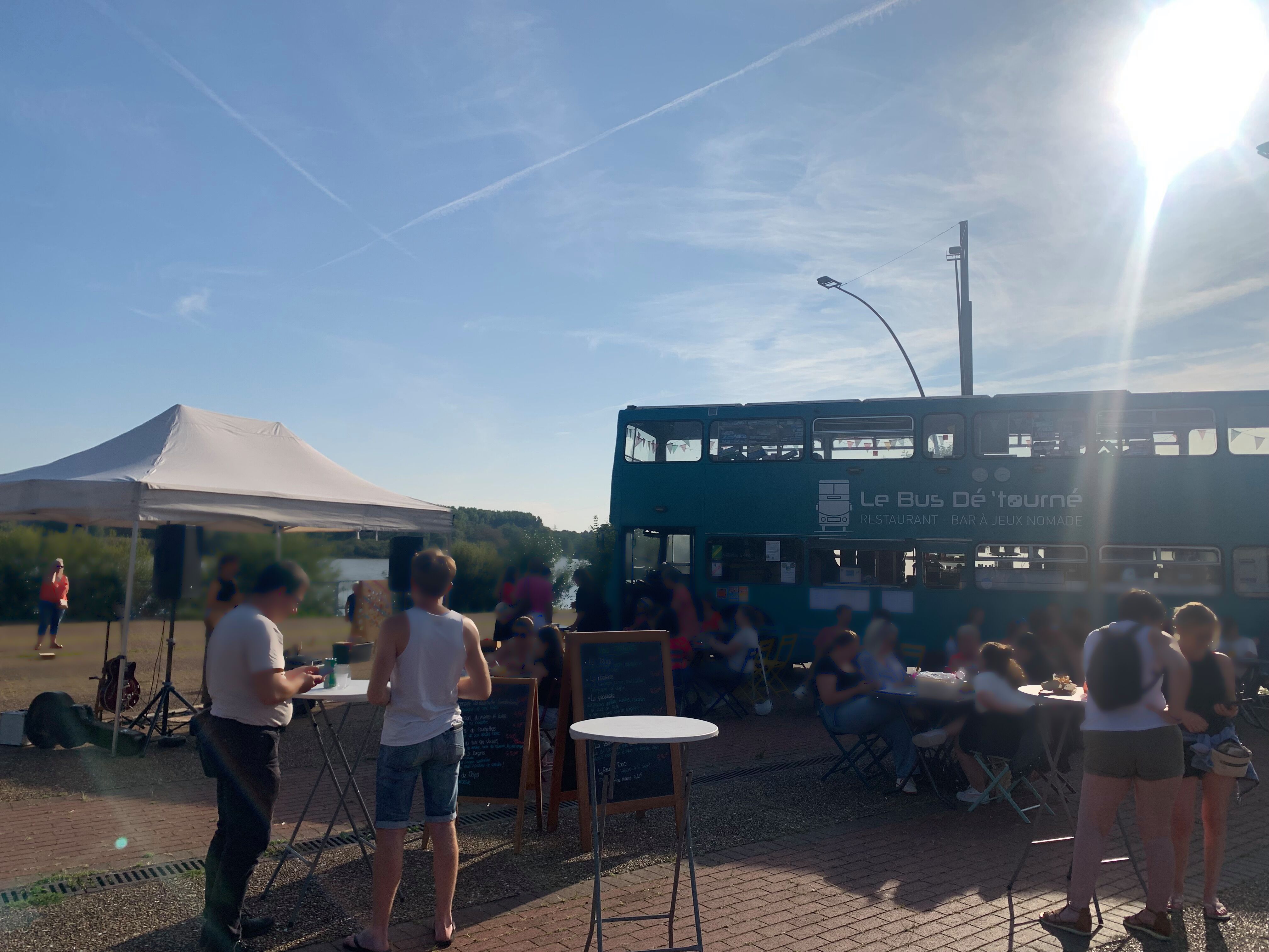 A VENDRE 

Bus impérial Anglais “Leyland Olympia 1990 Alexander” transformé en restaurant-bar à jeux nomades. 

Vous recherchez un concept unique en France ? 
Voici une pièce rare et emblématique qui attire l'œil et la curiosité grâce à une visibilité de loin et un concept très attractif.
Exploitable toute l’année grâce à sa salle de restaurant à l’étage du bus. 
Entièrement prêt à exploiter, clé en main sans travaux ni investissement supplémentaire. 

°Bus roulant, carte grise collection Française. Non assujetti au contrôle technique. Se conduit avec un permis poids lourd (catégorie C). 
°Bus équipé de panneaux solaires et de batterie lithium pour être en autonomie. 

Aménagement 
Au rez de chaussé (14m2 environ) ; cuisine professionnelle aménagée (four, plaque, hotte, table inox, plonge, frigo saladette, congélateur, frigo top, frigo bar, tireuse 2 becs, etc).
Ouverture latérale de 2 fenêtres (avantage : prise de commande, paiement et envoie plus fluide).
Atout : un WC autonome avec meuble lavabo et porte serviette. 

A l’étage 
Salle de restaurant confortable avec banquettes de 24 places assises répartie sur 7 tables. Chacune d’elles possède un éclairage et une prise électrique. 
2 grandes ludothèques comprenant environ 200 jeux de sociétés. 
Salle équipée d’une climatisation monobloc (ventilation idéale pour l’été) et d’un chauffage autonome à air pulsé au diesel (pour la saison hivernale).

Equipement extérieur 
Tables & chaises pliantes (une trentaine de places assises), touret, transat, 2 barnums, mange debout, jeux géants en bois. 


Chiffres :
Ouverture chaque semaine comprenant 2 journées complètes et 2 soirées. 

Année 2025 : Du 5 février au 31 décembre (fermé pendant 3 semaines)
Chiffre d’affaire : 105 742€
EBE : 26 497€

Bilan disponible à la demande. 

Offre : 
Fond de commerce : 85 000€
Rachat des actions : 10 000€


N’hésitez pas à nous contacter pour plus d'informations et nous demander l’annonce complète et détaillée de la vente.