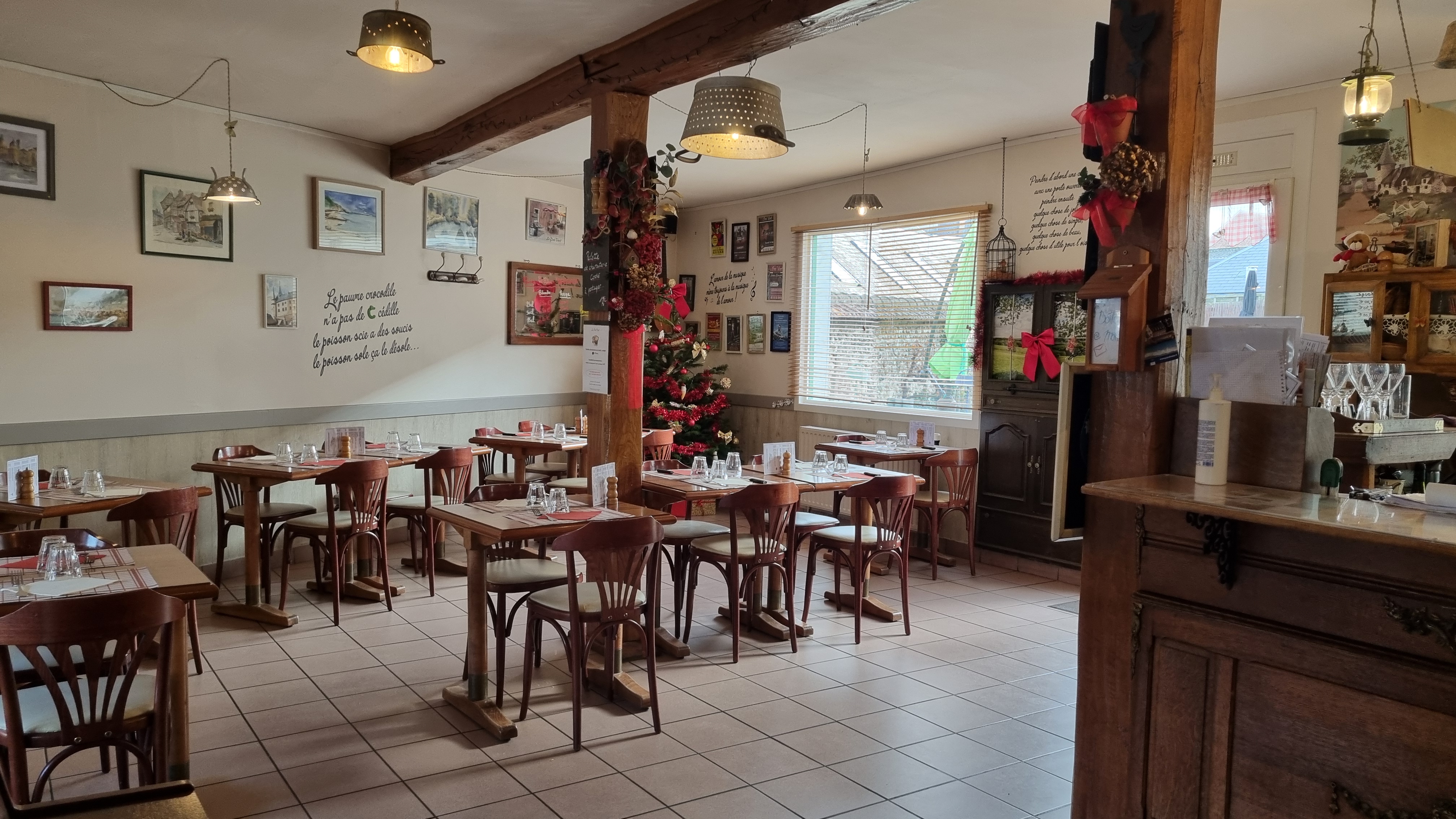 À vendre : Fonds de commerce - Restaurant "Le Pré-Verre"

Situé au pied du Château de Gaillon, dans l'Eure, et dans un quartier calme et agréable, notre restaurant, spécialisé en cuisine traditionnelle, bénéficie d'une excellente clientèle locale et touristique. Avec une salle de 80 m² pouvant accueillir 30 couverts, une terrasse de 28 couverts, une cuisine de 20 m², tout équipée et aux normes, ainsi qu'une cave de 20 m², idéale pour le stockage.

Le restaurant affiche un chiffre d'affaires stable.
Loyer mensuel : 1 000 €