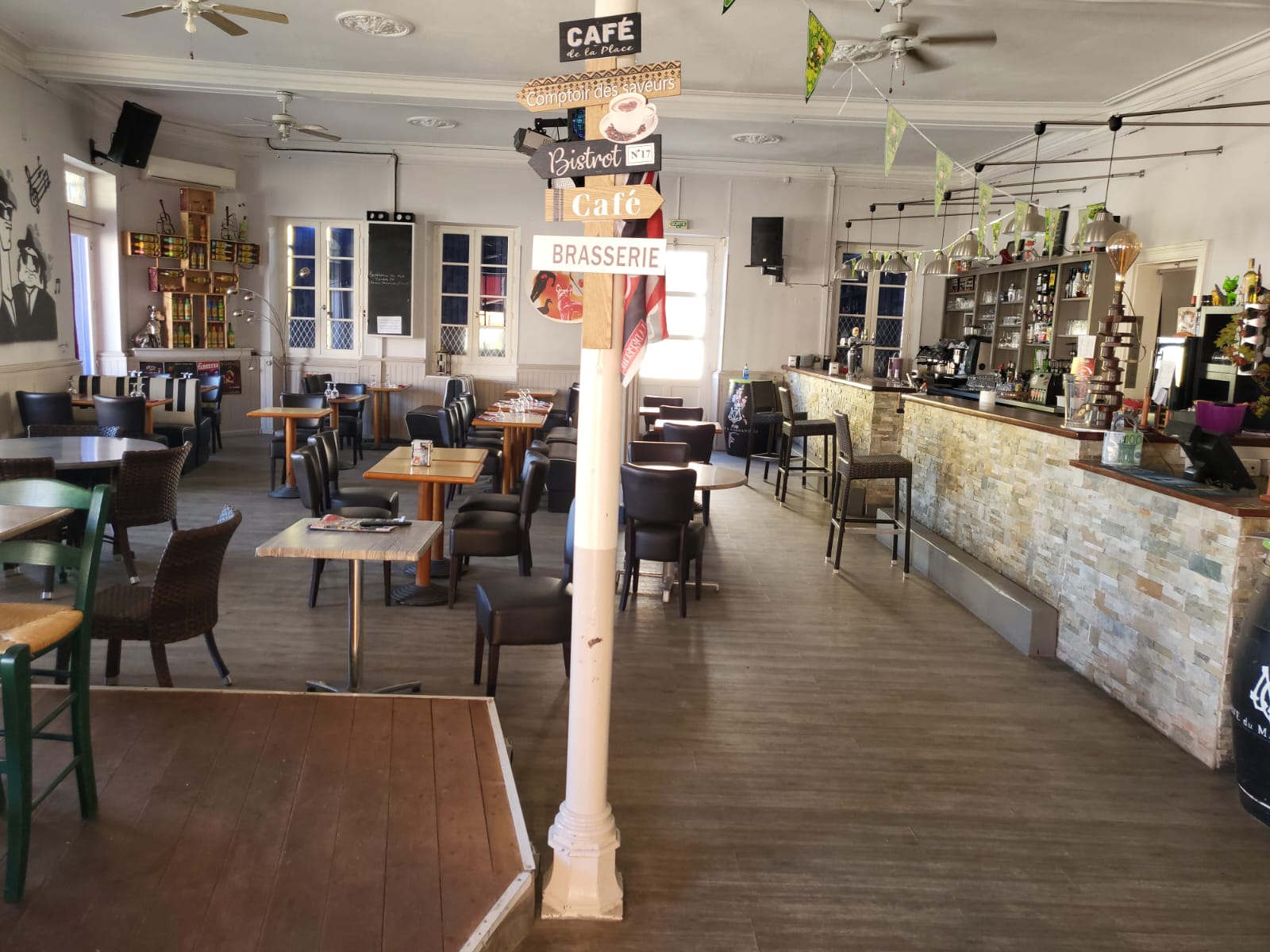 VILLAGE OU IL FAIT BON  VIVRE 2555 SUR 34820    GARE  COMMERCES ECOLES  45 MINUTES DE BORDEAUX  VILLAGE SITUE A LA FONTIERE De LA GIRONDE ET DE LA DORDOGNE 
Fond de commerce BAR restaurant  brasserie  en Lot et Garonne  (250 m2) 
Petit loyer 700 € emplacement idéal  tip top 
sur un axe passant, RD813 .
Ouvert seulement le midi, 
Gros potentiel d’évolution 
Facilité de stationnement.  (3 parkings autour)
Vendu avec tout le matériel, la licence IV, (bail tous commerces)
Vous rêvez d'une nouvelle vie, vous avez des idées, 
Vous êtes courageux, vous avez un apport...
Affaire saine bien tenue en progression + Gros potentiel d’évolution 
Cette affaire vous attend!
Et à nous la retraite! 
Prix 85000€