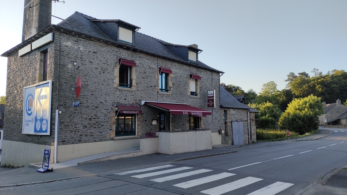 Etablissement connu et reconnu dans une petite commune rurale très dynamique, possibilité de développement avec une offre plus moderne voir la création d'une ginguette.
Cuisine aux normes et accès PMR validé. Logement 5 chambres avec cuisine et séjour, le tout sur une parcelle de plus de 1000m2