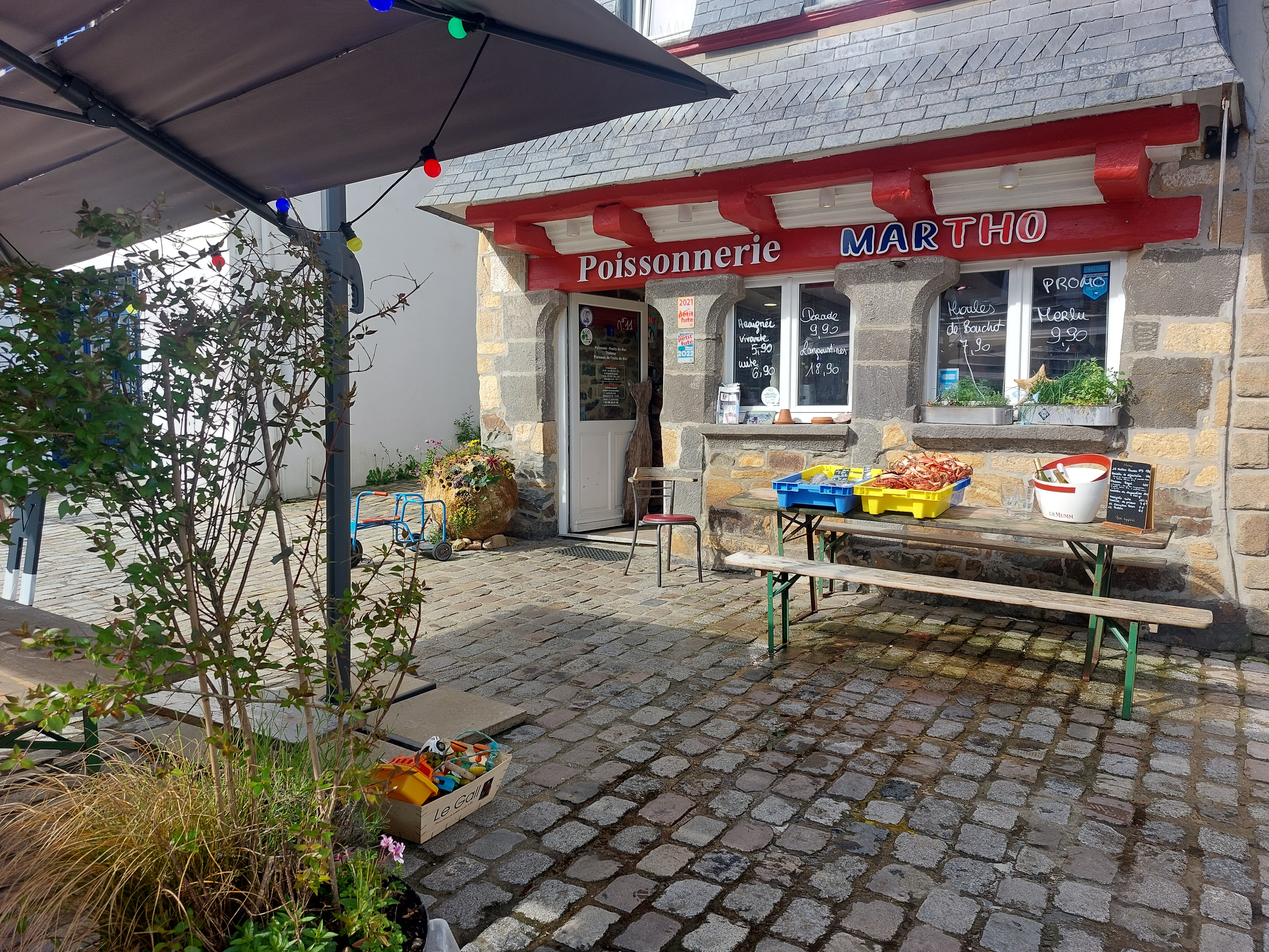 A vendre fdc 2x 35 m2 plus 50couverts en terrasse. Licence R
Ca 335ke htx. rebe 50ke une voiture avec un berlingo plastifié qui est fiable.
bâtisse de 1540 c'est une affaire à développer. Un charme de dingue.
loyer 1200htx.
pas de contrats, pas de personnel. accompagnement mini 2 semaines pour criées et étal.
Machine à glace 1tonne jours 4 an elle vaut 9000 htx. tous les travaux ont entre 5 et 7 ans. local nickel.
four rational 7 ans. vivier ok vivier de stockage dispo neuf.


sur le marché classique l'affaire vaut 100 ke possibilité d'un deuxième véhicule.