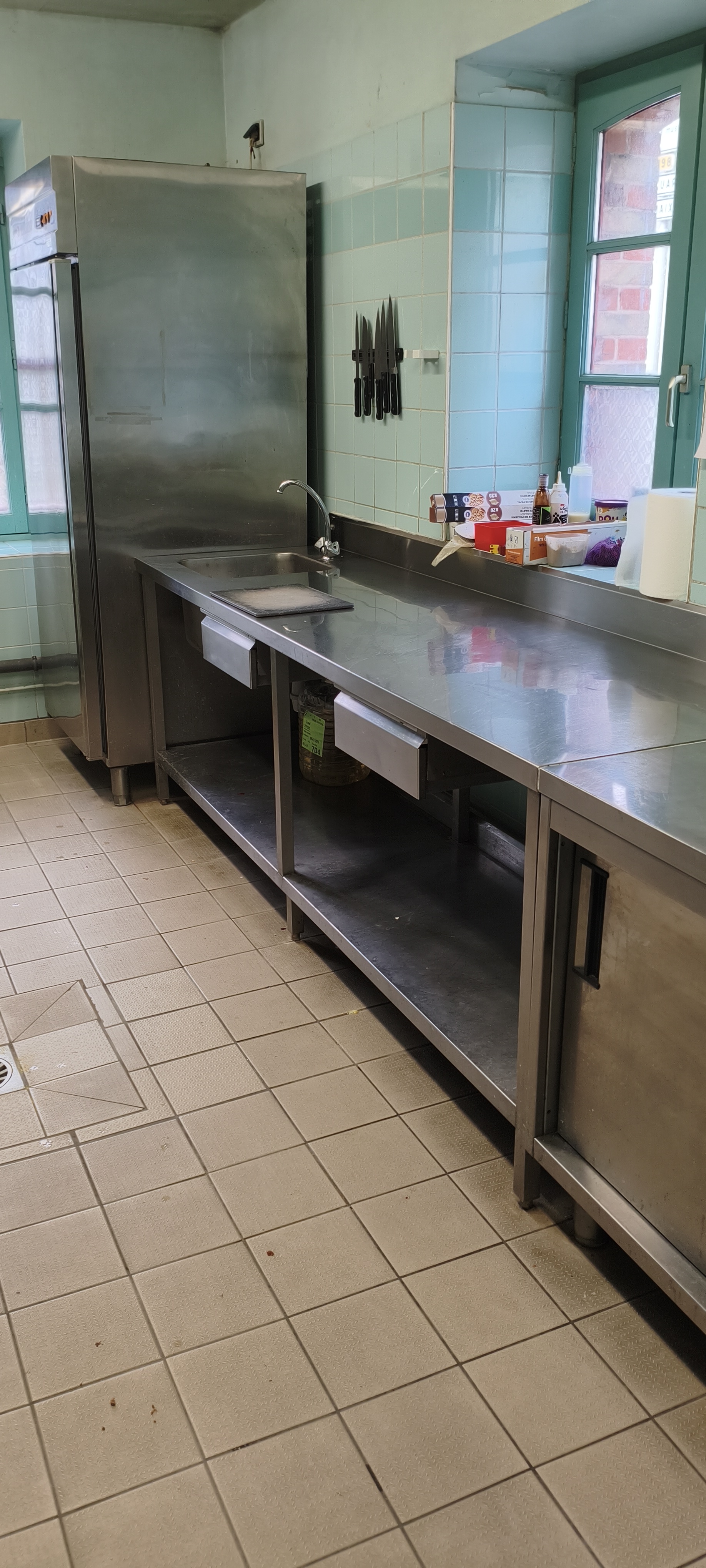 A vendre Fonds de commerce Restaurant  Village de charme
Opportunité à saisir : fonds de commerce de restaurant avec licence IV 

Établissement offrant une belle capacité d'accueil avec 60 couverts en salle et une agréable terrasse de 20 places. 

Actuellement exploité uniquement le midi en semaine et fermé les week-ends, l'établissement bénéficie de 5 semaines de congés annuels, préservant un excellent équilibre vie professionnelle / personnelle.

Loyer 640 euros
Pas d'impôt pendant 5 ans 
Pas de taxe foncière 

Affaire idéale pour un couple souhaitant allier qualité de vie et potentiel professionnel. Belle marge de développement possible avec extension des horaires, privatisations ou événements.