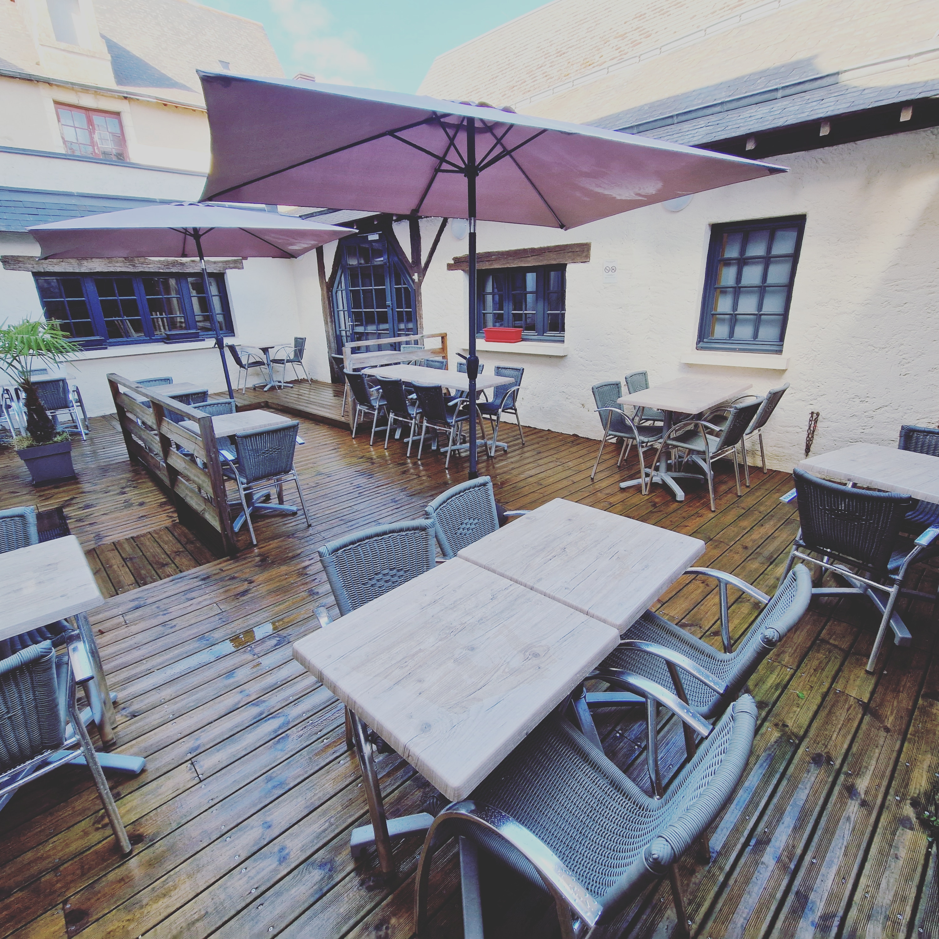Jolie bistrot de 60 couverts en pleine saison par service 
Clientèle fidèle avec une belle terrasse en bois fermer 
Restaurant et cuisine tout équipée et prêt à vous accueillir pour travailler . 
Possibilité de retravailler le bail avec la mairie.Possibilité d'améliorer le CA en exploitant le service traiteur car beaucoup de demande.

Nous vendons pour cause de déménagement.