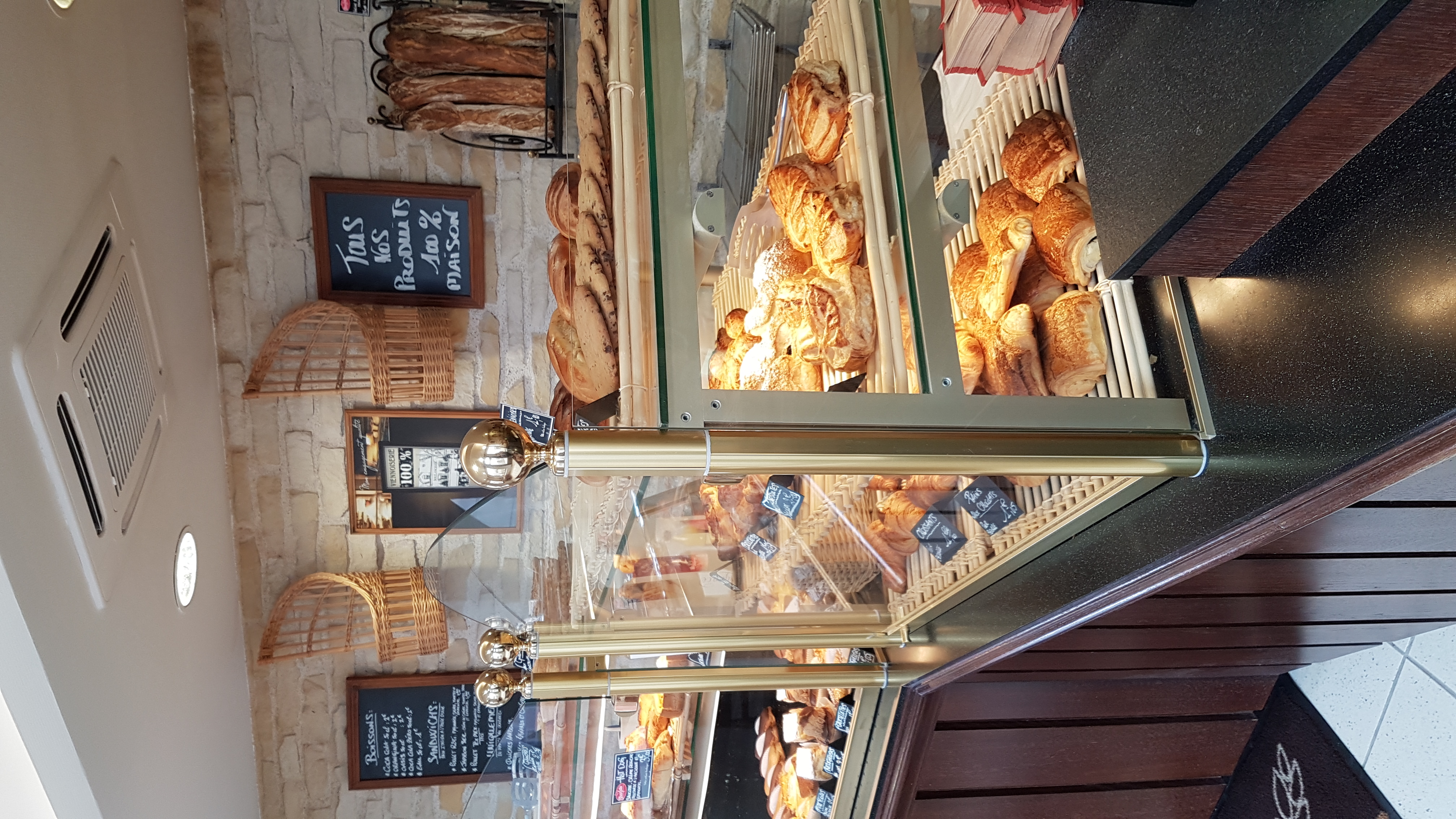 Entre Blois et ORLÉANS, à  vendre Boulangerie Pâtisserie située au cœur du centre ville touristique (Château,  Collégiale...), proche commerces (boucherie,  pharmacie, restaurants, écoles...), places de parking.
Marché le Dimanche matin centre ville.

Jours de fermeture : Dimanche après midi, Lundi et Mardi.

5 semaines de congés.
Matériels de 2011.

Logement habitation de 555,18.
Chiffre d'affaires : 191.996 Euros