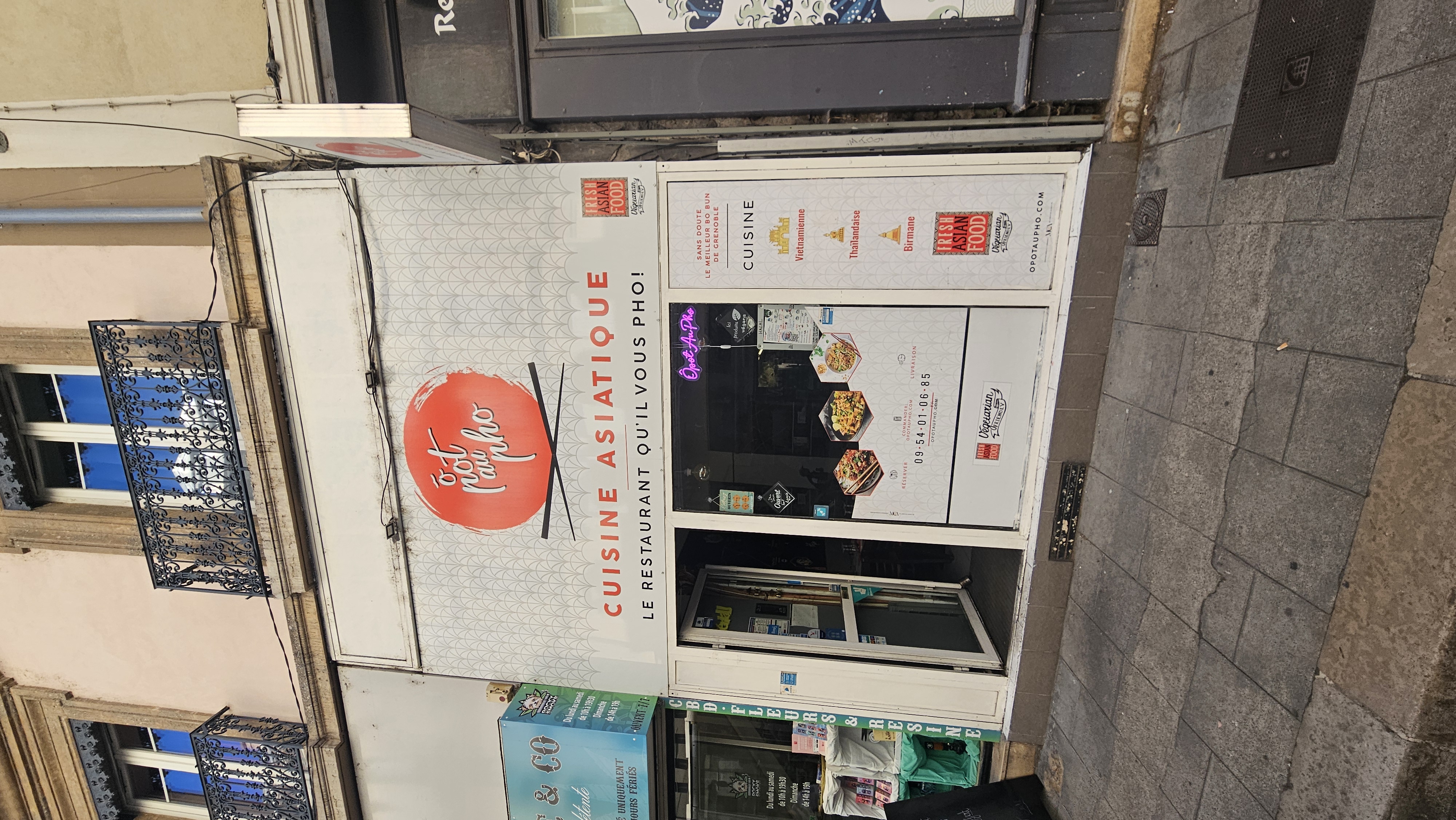 Restaurent Thai/ Vietnamien 
Situé au 5 rue thiers 38000
Grenoble.  Dans une rue passante et à côté Place Victor Hugo. 
67m2 au dessus un studio 19m2 avec acces direct au cave 9m2 donc 1 grand frigo et 1 grand congèl, hotte aspirante professionnel et plus autre grande matériel électroménager.
20 couverts ouvert du mardi au dimanche sauf lundi.
Loyer 1700€ inclus taxe foncier et charges. 
Direct propriétaire
 Pas de frais agent. 
Très bon rendement et bénéfices immédiat. Possible de transfert et formation pendant  1mois.

Vends pour cause retraite et nouvelle projet.
N'hésitez pas à me contacter pour plus d'informations 
06 14 62 35 70.