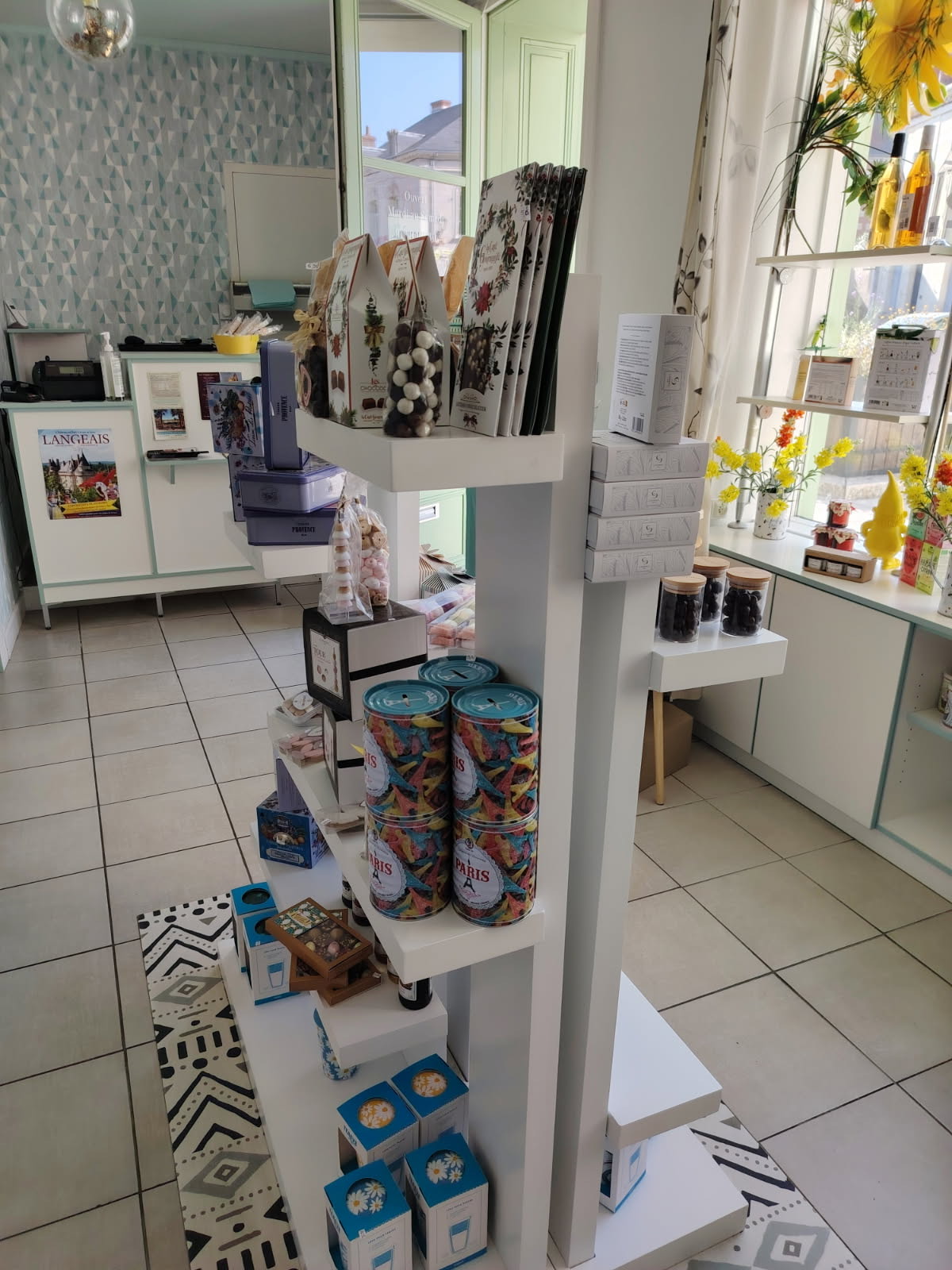 Vends fonds de commerce d'une épicerie fine située sur une place très agréable
prés de l'office de tourisme et de la Maison des Vins.
La région de Bourgueil est très agréable avec un vignoble "Bourgueil et St Nicolas de Bourgueil".
Epicerie très agréable et très apprécié par la clientèle .
L'aménagement intérieur a été entièrement aménagés par des artisans pros.
La clientèle se compose de personnes de la région et des alentours jusqu'à 30 kms
ainsi que des estivants.
Epicerie Fine de 28 M2 spécialisée dans les produits artisanaux et locaux ainsi
que les produits des régions de France.
Les murs appartiennent à la Mairie et le loyer est modéré
.Activité crée depuis 2018.
En vente pour départ à la retraite
