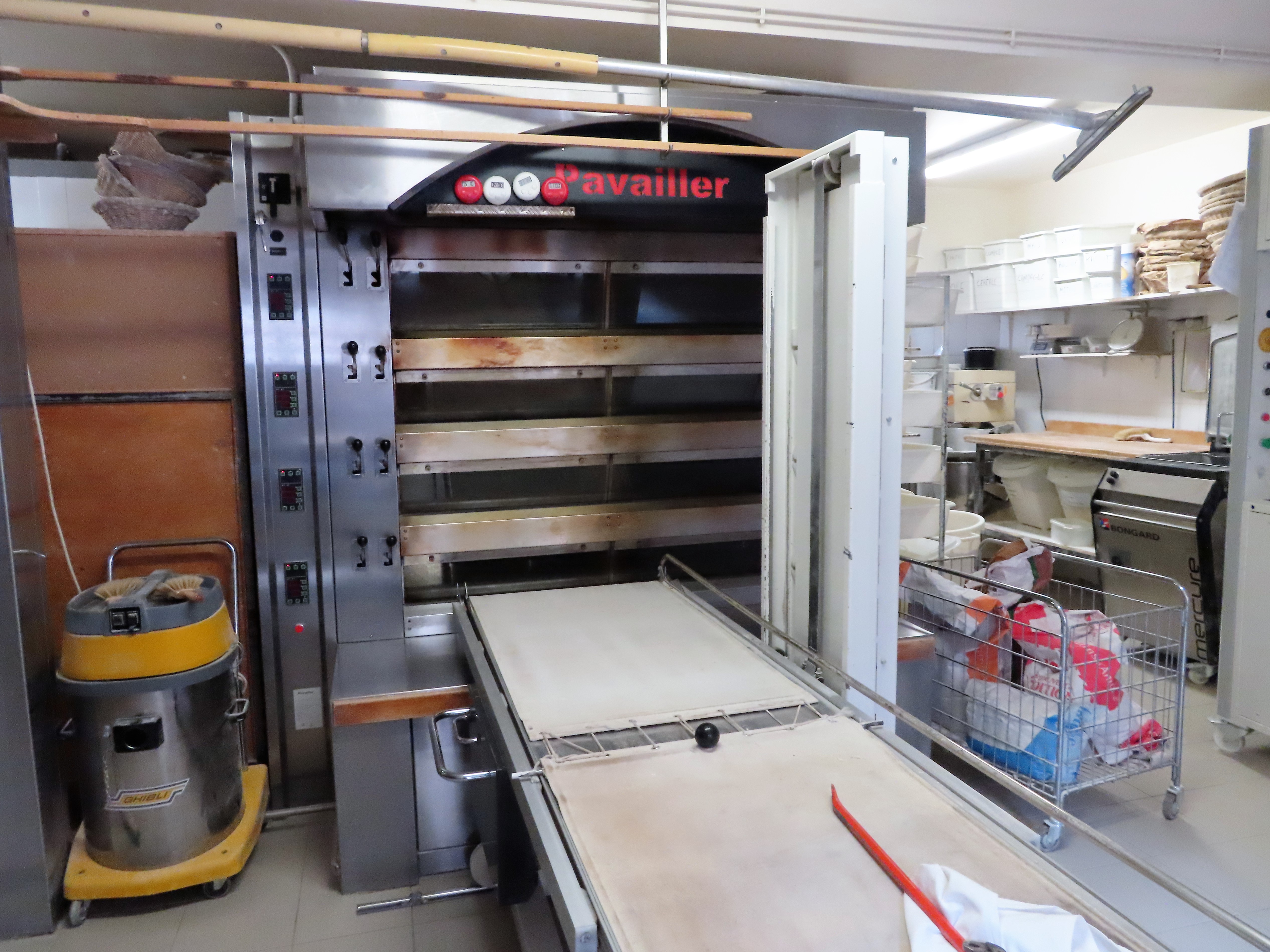 A reprendre pour cause retraite, une boulangerie, pâtisserie, chocolaterie, glacier située au cœur d’un village du Nord de la Lozère, à 10 min de l’autoroute A75 reliant Clermont-Ferrand à Béziers.
Exploité depuis une trentaine d’années, l’établissement a su se diversifier et fidéliser une clientèle locale et touristique.
Locaux fonctionnels, équipement en parfait état : magasin climatisé de 35 m², fournil de 70 m², laboratoire de pâtisserie de 50 m², laboratoire de chocolaterie de 30 m² et réserves de stockage. Très bon niveau d'équipement. Pas d’investissement à prévoir. Équipe de 6 salariés.
Idéalement placée, proche des commerces de proximité, stationnement disponible.
Grand logement attenant à la boutique (type T6).
Idéal pour un couple