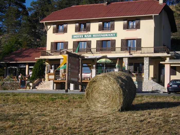 Nous recherchons un couple de gérants compétents et motivés pour prendre en charge Le Relais de l’Artuby, un hôtel situé près de Séranon.

Le poste :
CDI : Vous travaillerez en étroite collaboration avec le propriétaire de l’établissement.
Polyvalence et autonomie requises : Une gestion complète de l’hôtel sera nécessaire.
Compétences en cuisine : L’un des deux devra maîtriser les compétences d’un chef de cuisine.

À propos de l’établissement :
Actuellement en pleine rénovation, Le Relais de l’Artuby rouvrira ses portes le 5 avril 2025. Situé sur la mythique Route Napoléon, cet hôtel est une véritable institution dans la région, bénéficiant d’un trafic régulier et d’un fort potentiel de passage.

Nous recherchons un couple qui saura incarner l’âme et les valeurs de cet établissement tout en offrant une expérience chaleureuse et de qualité à nos visiteurs.

Mission : 
- Gérer les opérations quotidiennes de l'hôtel
- Assurer un service client de haute qualité
- Superviser le personnel et gérer les ressources humaines
- Planifier et coordonner les services aux visiteurs
- Participer à la budgétisation et à la gestion financière de l'établissement
- Fournir un leadership efficace pour l'équipe
- Gérer la cuisine

Expérience : 
- Expérience antérieure dans le domaine de l'hôtellerie
- Compétences en gestion et en leadership
- Excellentes compétences en service client
- Maîtrise de plusieurs langues serait un atout
- Gestion des outils informatiques
- Permis B

Avantages : 
- Rémunération attractive selon les profils
- Primes ou 13ème mois
- Logement sur place
- Belle région à découvrir