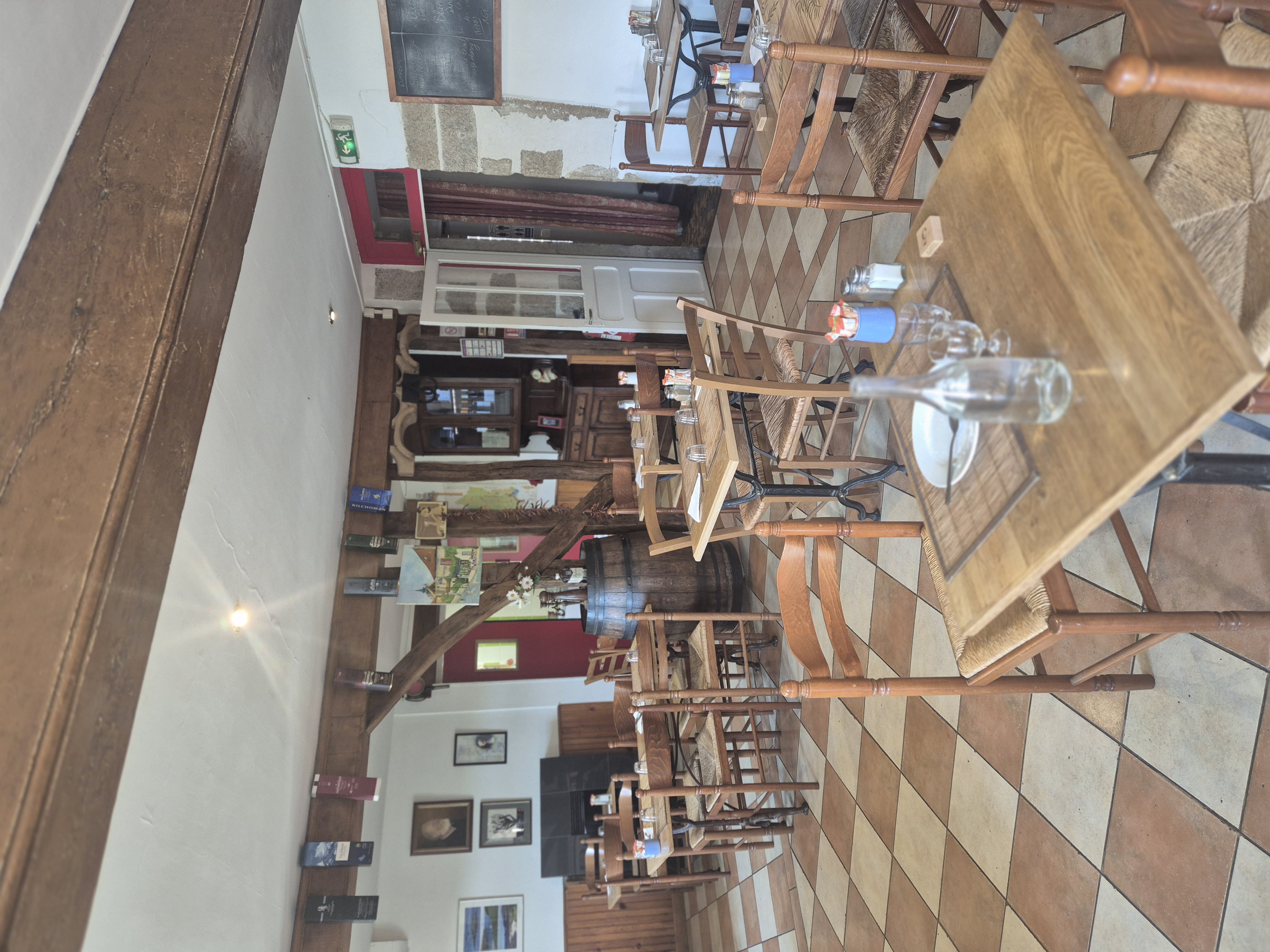 A vendre pour changement d'activité, bar restaurant situé au sein d'un village pittoresque au cœur de la Vallée des Peintres, une zone touristique et dynamique tout au long de l’année.

L’établissement dispose d’une clientèle fidèle locale et d’une attractivité touristique importante :

Menus ouvriers tous les midis tout au long de l’année
Touristique de Mai à Septembre et pendant toutes les vacances scolaires (de nombreuses résidences secondaires dans les environs)
Repas de groupes et soirées musicales de Mai à Septembre principalement
La salle de restaurant et le bar peuvent accueillir jusqu'à 60 couverts et l'été le jardin peut accueillir 200 couverts supplémentaires.

Nombre de couverts moyens de Mai à Septembre 2022 : 93 midi / 122 soir. Juillet/août : 125 midi / 200 soir, avec des journées jusqu'à 400 couverts/jour.

Adresse incontournable du territoire, l’entreprise réalise un C.A. de 1.215.000€ en 2024.

La cuisine est fonctionnelle et directement exploitable (travaux récents), l’agencement tables & chaises est en bon état.

A l’étage, sont disponibles 7 chambres à rénover entièrement pour un fort potentiel d’hébergement touristique et à l’année.

Prix de vente du fonds : 280.000€

Possibilité de location ou d’achats des murs : loyer annuel de 30.000€ ou achat 260.000€