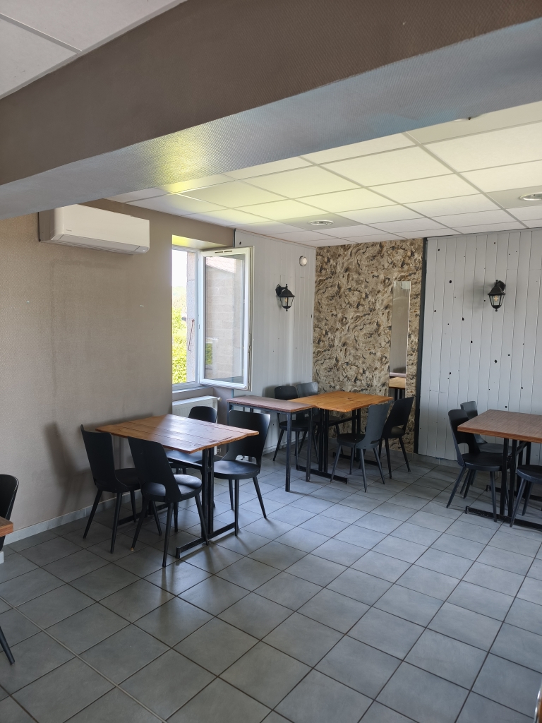 La commune de Montmort recherche un exploitant pour son Restaurant (avec Licence IV).
Salle de Restaurant de 40 couverts + terrasse de 50 couverts.
Clientèle locale recherchant une cuisine créative et de qualité. 
Conviendrait à un couple de par la difficulté de recruter du personnel.
Possibilité de développer une activité de traiteur avec salle communale à proximité.
Entre Charolais et Morvan, située à 40 kms de Paray-le-Monial et d'Autun, la commune de Montmort possède de nombreux chemins de randonnée très convoités.
Cuisine et salle équipées, pas d'investissement à prévoir pour le preneur.
Possibilité de se loger à l'étage avec 2 pièces et sdb.
Bail dérogatoire avec loyer de 500 € /mois comprenant immobilier commercial, logement, équipement et licence IV.