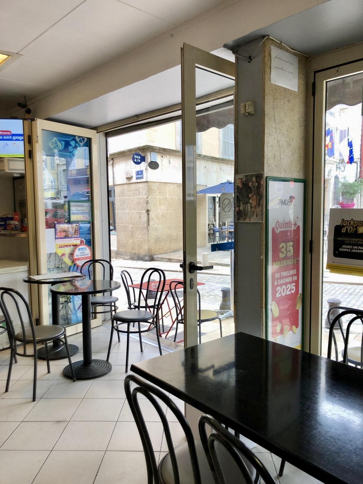 🏡 A VENDRE – BAR LICENCE 4, PMU, FDJ sur la place centrale d’une ville en plein cœur du Var.

Capacité d’accueil : 7 tables à l’intérieur et 6 tables à l’extérieur, avec possibilité d'extension à 20 tables en terrasse pendant les célèbres fêtes médiévales.

Cave pour stockage accessible depuis l’établissement.
Revenu FDJ réguliers.
Possibilité d'agrandissement avec un local voisin attenant avec façade donnant également sur la place. (Ouverture facile entre les deux bâtiments par l’ancien passage)

Logement au dessus du commerce possible (deux appartements en location)

Affaire avec activité régulière tout au long de l’année et touristique en saison dans une ville dynamique située à mi-chemin entre la mer et le parc naturel du Verdon, proche des grands axes.

📞 Pour plus de renseignements et visites, contactez-nous