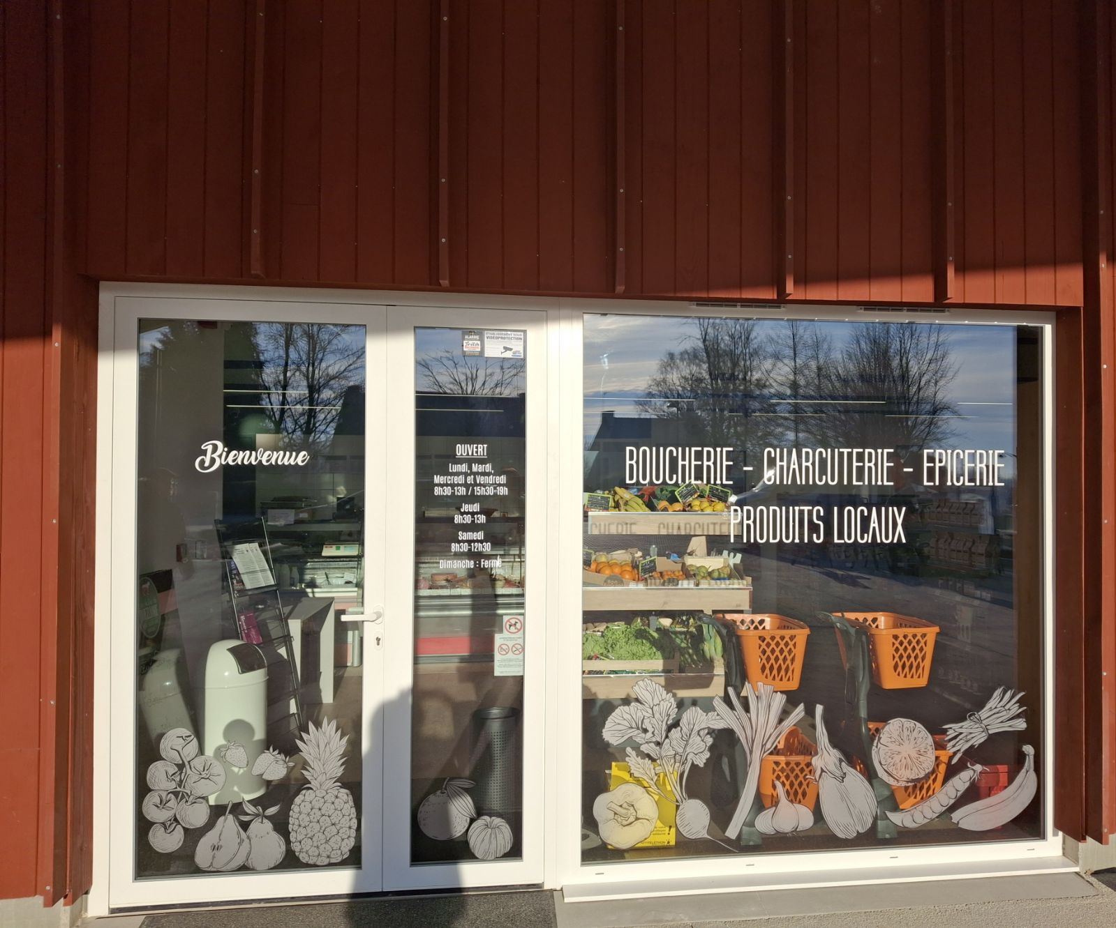 A vendre
Fond de commerce  Boucherie-Charcuterie-Épicerie  à  Beignon (56), commune dynamique de 2000 habitants,  aux portes de la  forêt de Brocéliande.  A 25 min de Rennes
Magasin refait à neuf 
Laboratoire et chambres froides en très  bon état.  
Pas investissement à prévoir dans l'immédiat.  
Loyer:  660 euros
Belle opportunité à  saisir !