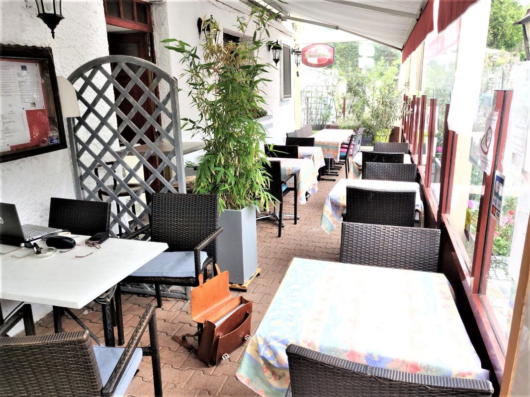 Vends,suite décés épouse,crèperie restaurant,bar,licenceIV,emplacement idéal.Station thermale,cure debut avril,fin octobre,proximité vulcania,Puy de dome,Royatonic,Clermont-Ferrand.Affaire tenue 34 ans;terrasse ,26 places couverte polycarbonate,avec store dessous .Possibilitée de fermer la véranda avec coulissant.Toit refait à neuf,début novembre 2024.Appartement,3chambres ,wc ,salle de bain.Une petite salle en plus au 1er étage,12 personnes.