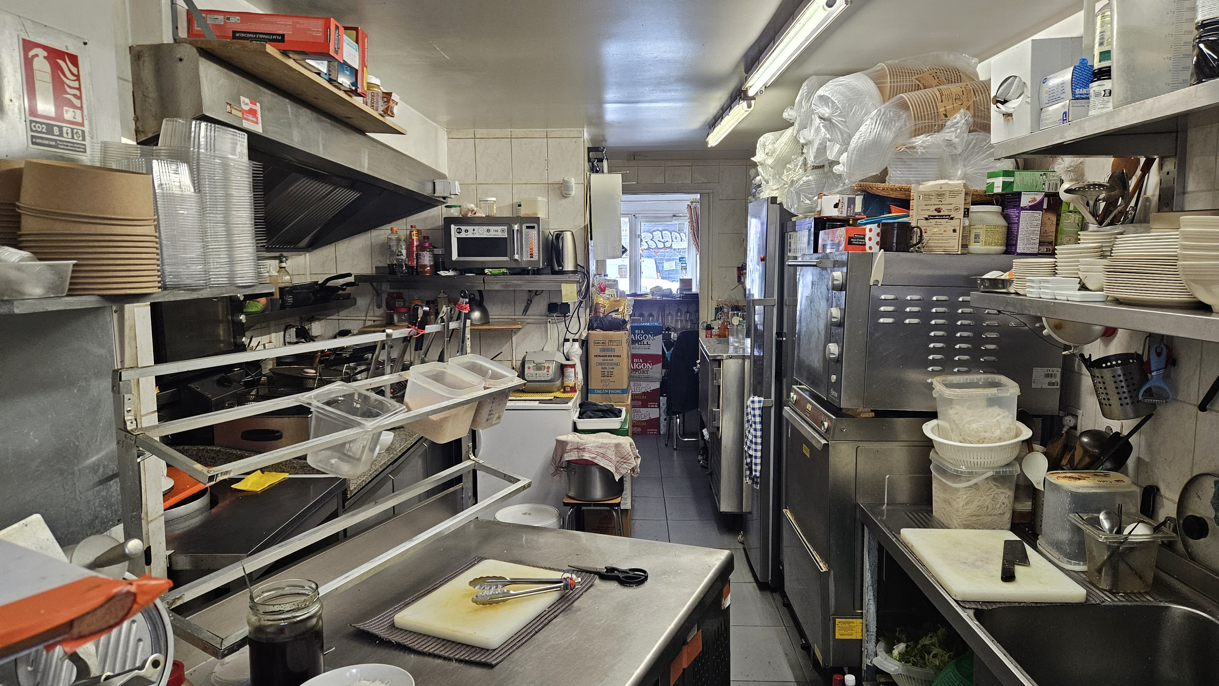 Restaurent Thai/ Vietnamien 
Situé au 5 rue thiers 38000
Grenoble.  Dans une rue passante et à côté Place Victor Hugo. 
67m2 avec acces direct cave 9m2 donc 1 grand frigo et 1 grand congèl.
Une petit studette au dessus environ 14m2 donc ballon eau chaude 200L + douche.
20 couverts ouvert du mardi au dimanche sauf lundi.
Loyer 1600€ inclus taxe foncier et charges. 
Direct propriétaire pas de frais agent. 
N'hésitez pas à me contacter pour plus d'informations 
06 14 62 35 70.