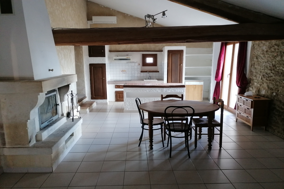 vends fond de commerce dans un village proche Uzes, sans concurrence directe avec clientèle fidèle. places de stationnement (arrêt minute) pour la clientèle.
Tout le matériel nécessaire à l?exploitation est en bon état.
rez de chaussé a usage commercial de 107 m2 puis un logement a l étage de 64m2.
Pour plus de renseignements me contacter uniquement par mail.