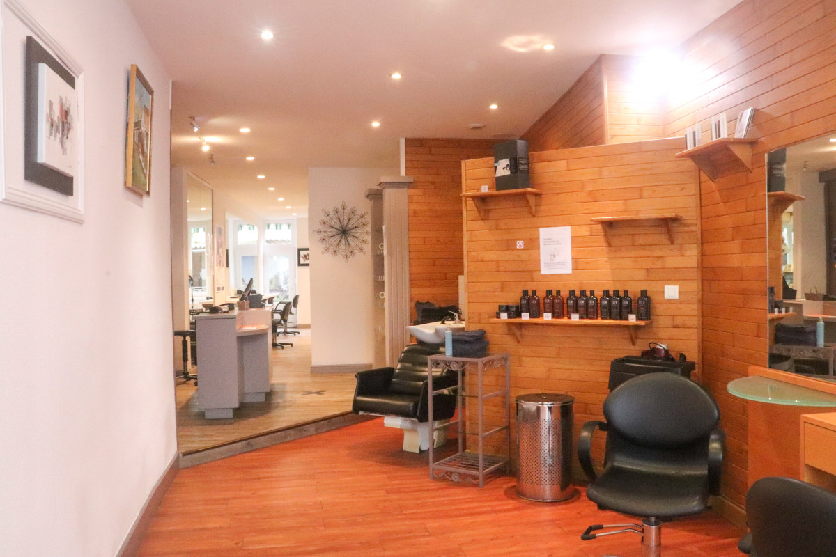 Vends salon de coiffure mixte
Excellent état
Idéalement placé au coeur de la ville
A proximité immédiate des commerces
Parking et accès pour personnes à mobilité réduite
1 salariée à temps complet
Surface totale : 108 m2 (salon + cour + pièce à l'étage + cave)
Diagnostics réalisés en août 2021
CA HT annuel moyen : 90.000 ?
Prix de vente : 55.000 ?
Loyer : 450 ? / mois