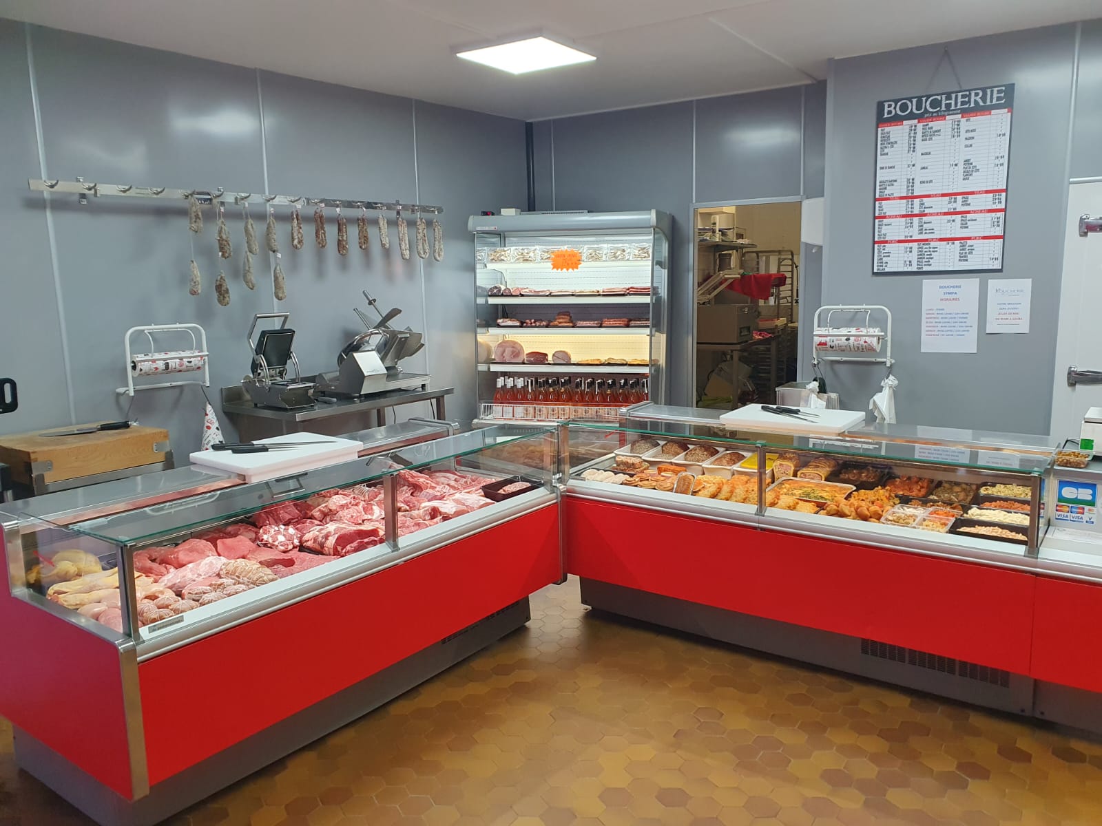 Boucherie Charcuterie Traiteur au coeur du village de Bourdeaux en  Drôme provençale, clientèle régulière et fidèle avec forte fréquentation à la belle saison.
De nombreuses possibilités de développement surtout au niveau traiteur.