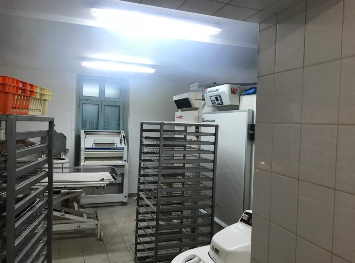 URGENT vend fond de commerce boulangerie -pâtisserie - épicerie dépôt de gaz , situé a 15 km de l océan dans un village en plein développement de 1300 habitant environ, c est un village où il fait bon vivre .de nouvelles cités ont vu le jour et d'autre en cour de construction, à proximité :école primaire garderie, espace de jeux , bibliothèque et de nombreux associations .
la boulangerie pâtisserie est le seul commerce alimentaire du village.
le commerce se compose:
-d'un magasin avec deux  vitrines :viennoiserie et l autre pâtisserie(moteur refait a neuf)
des présentoirs pour épicerie ,a l arrière du magasin une grande réserve pour épicerie ou autre donnant sur un grand jardin clos avec un très grand Hangard et accès au fournil.
le fournil :four électrique, chambre de pousses, diviseuse, pétrins, tours réfrigéré cinq portes avec dessus marbre neuf frigo américain spécial traiteur et matières premières.
le tout est très bien équipé, matériel entretenu, locaux sont lumineux, habitation, boutique et laboratoire.
logement dans le même bâtiment composé: entrée, pièce à vivre, cuisine américaine, bureau, salle de bain avec WC. Étage 2 grandes chambres, dressing, salle de bains .le loyer de 714€60 magasin +appartement
convient également pour première acquisition.de nombreuses choses sont à développées comme les livraisons, les dépôts, le petit marché, le coin terrasse , dépôt colis(relais colis) et de gaz etc..
JE RESTE A VOTRE DISPOSITION POUR PLUS DE PHOTOS ET RENSEIGNEMENT.
le prix est négociable
possibilité de vendre que le matériel