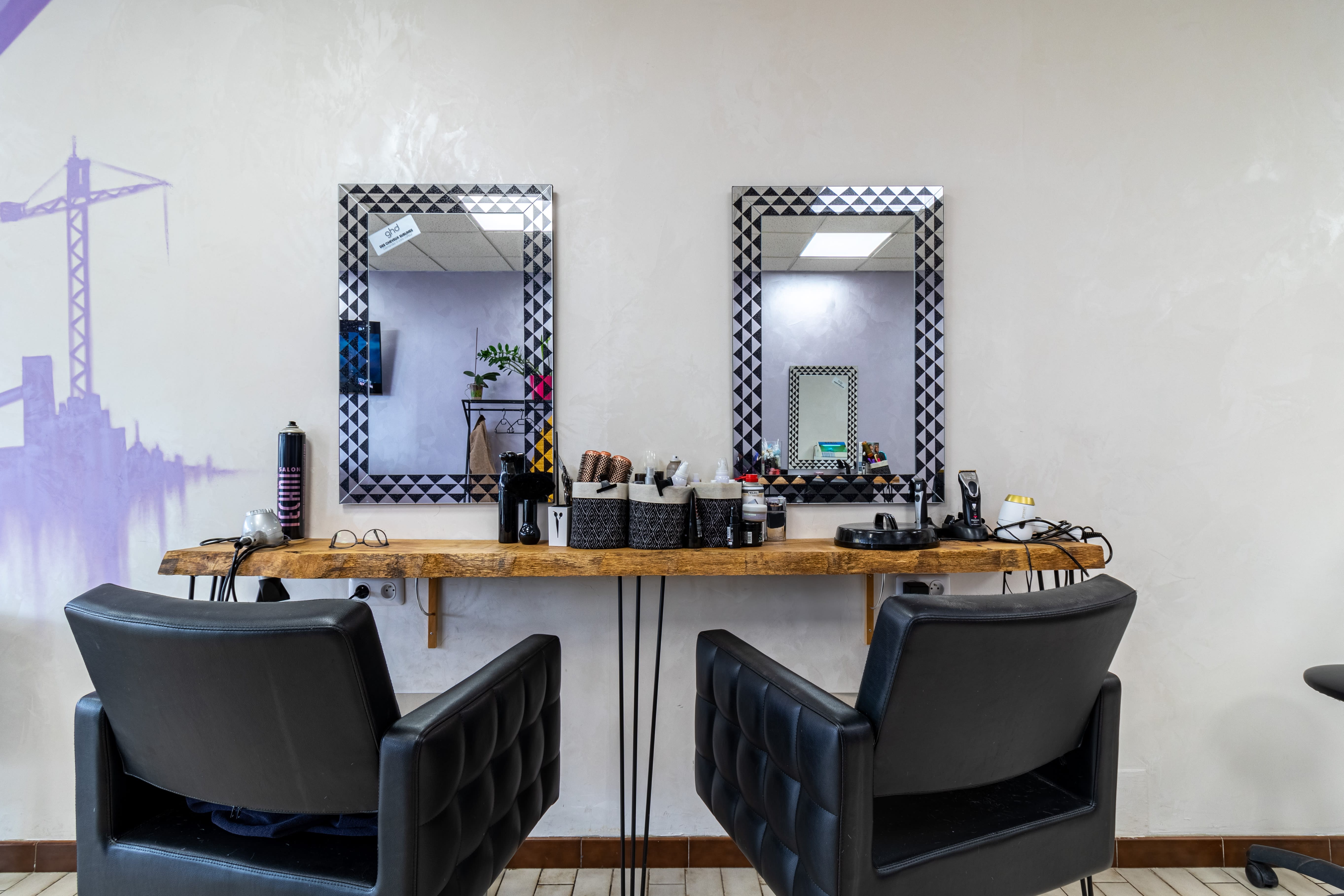 Je met en vente le fond de commerce.

Salon de coiffure mixte, une clientèle régulière et agréable. Je travaille avec le logiciel Planity et les clients ont pris l’habitude de prendre rendez-vous en ligne. 
Le salon de coiffure se trouve au centre commercial Champlon qui contient un bureau de tabac presse, une pharmacie, un institut de beauté et spa, une opticien, un pressing laverie, un magasin de vêtement femme, deux restaurants et une enseigne Aldi.

Disponible tout de suite au tarif de 28 000€. Négociable