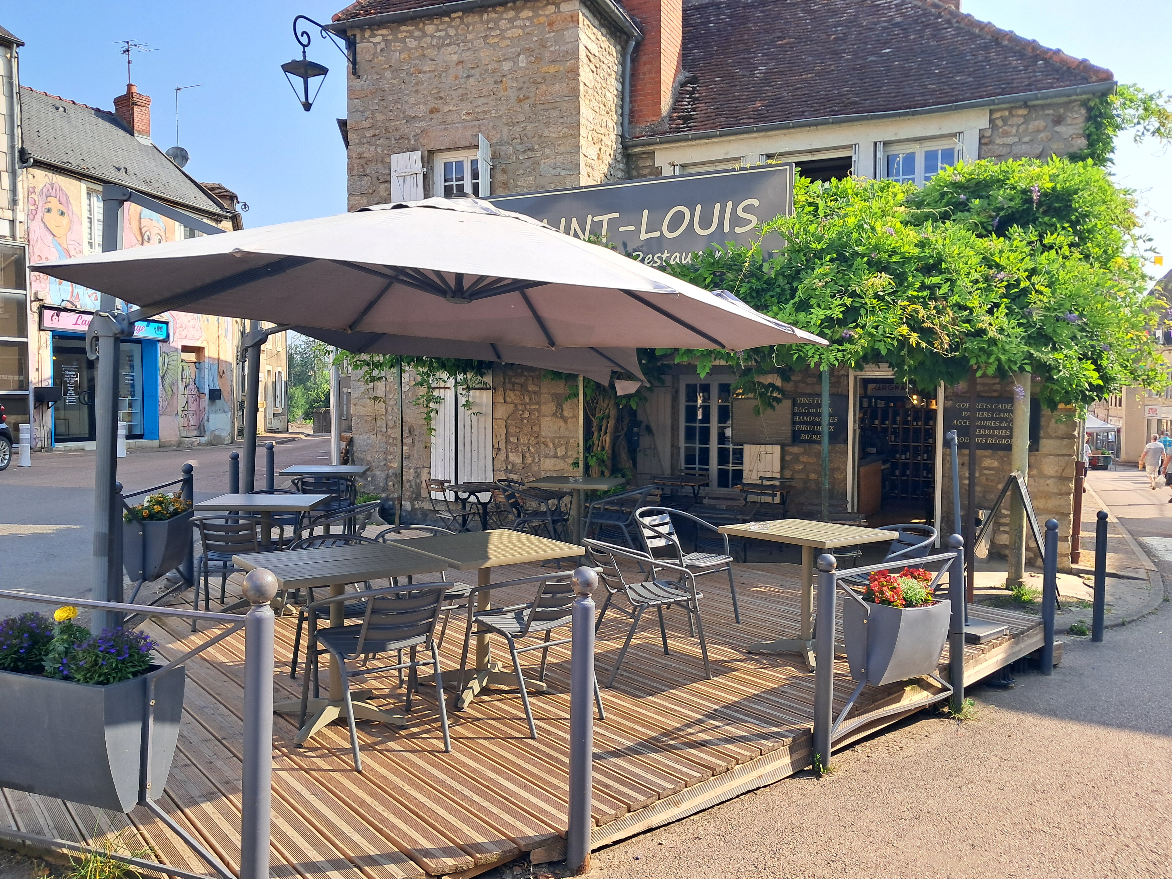 Vous rêvez de conjuguer art de vivre, convivialité et terroir dans un cadre naturel exceptionnel ?

Ne cherchez plus ! Nous transmettons un concept unique associant cave à vin, bar à vin et restauration dans une charmante commune du Nivernais-Morvan, en Bourgogne-Franche-Comté.

Un lieu à fort potentiel
Installé en plein centre-ville, sur un emplacement numéro 1, notre établissement est apprécié pour son ambiance chaleureuse, sa belle terrasse ombragée, et sa sélection de vins soigneusement choisis.
Aujourd’hui exploité en journée uniquement, le service du soir reste à développer, tout comme l’organisation de soirées thématiques, dégustations, ou événements culturels.

Ce que nous proposons :
•	Une surface de 90 m² parfaitement agencée (boutique, cuisine aux normes, réserve, bureau)
•	20 à 25 couverts en salle + 30 à 35 en terrasse
•	Un loyer très raisonnable
•	Un chiffre d'affaires stable autour de 200 000 €
•	Prix de cession : 130 000 €
•	Pas de personnel à reprendre

Et si c’était votre nouveau projet de vie ?
Que vous soyez jeune entrepreneur, en reconversion, caviste, restaurateur ou simplement amoureux du vin et des rencontres, ce lieu n’attend que votre touche personnelle pour continuer à faire vivre la passion du terroir dans un cadre humain et authentique.

Contactez-nous pour en savoir plus ou organiser une visite !
Un projet à taille humaine, dans une région riche de nature, de culture et de gastronomie, vous tend les bras.

Infos et contact : Concept unique cave a vin/bar a vin/restauration à reprendre - Nivernais - Morvan - Nièvre - BFC259775H - Transentreprise