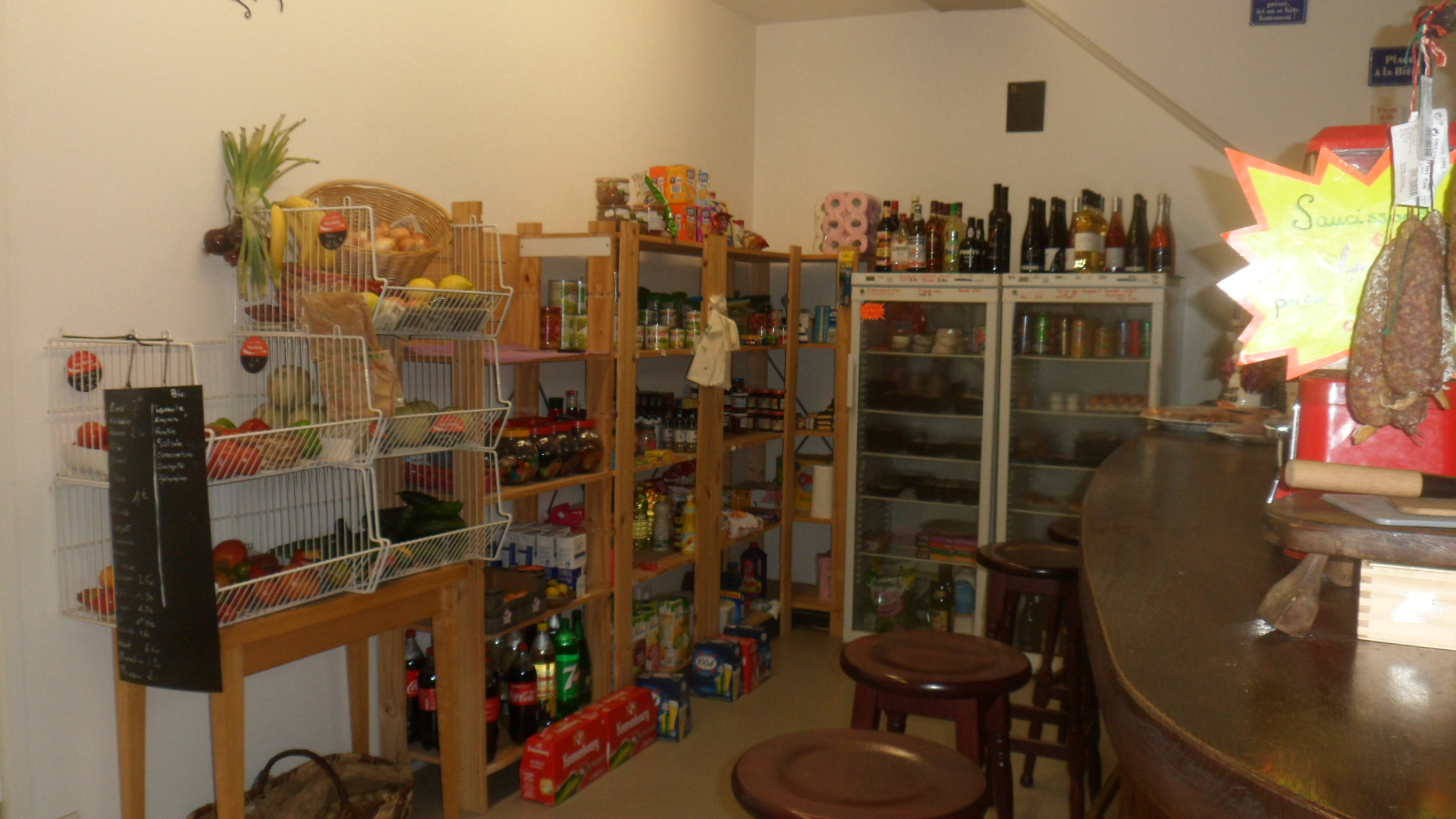 dans un village de charme au bord de la rivière Mayenne se trouve LE PETIT CAFE 
tenu depuis 17 ans, clientèle fluviale, gîtes, camping....village touristique
affaire pouvant convenir à un jeune couple motivé car beaucoup de potentiel à développer
appartement au dessus du commerce
FDC 50000
