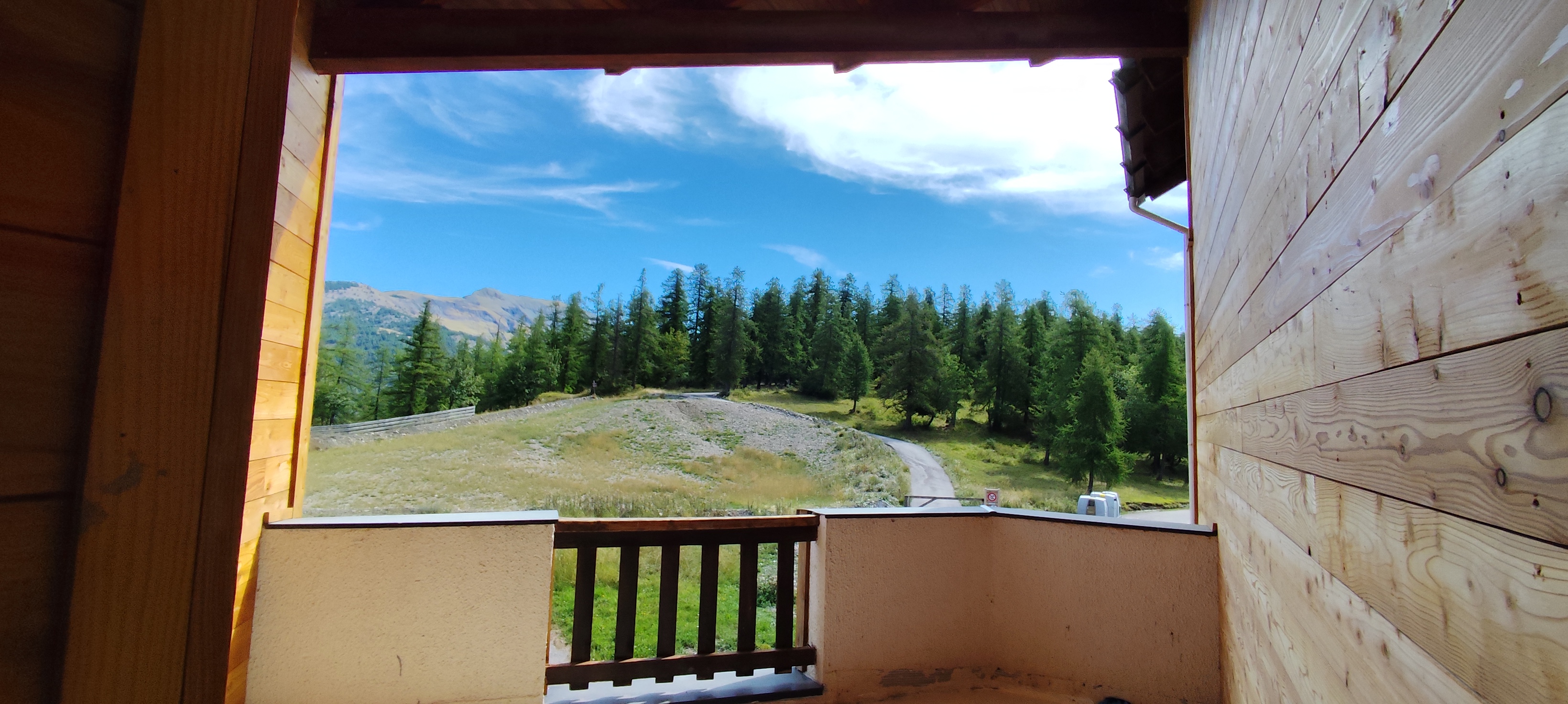 La commune de Saint-Martin d'Entraunes recherche un restaurateur-gérant pour l'Auberge des Aiguilles, à 1600m d'altitude. 

Les atouts : 

L'auberge est située sur la route du Col des Champs, lieu de passage entre la vallée du Var (06) et la vallée du Verdon (04). Elle offre un accès direct aux pistes de ski alpin de la station familiale de Val Pelens. Une large palette de randonnées sont à portée de bâtons pour profiter des sites alpins environnants, aux portes du Parc National du Mercantour et sur la route des Grandes Alpes. 
La localisation de l'auberge particulièrement favorable à l'observation des étoiles est un atout majeur pour l'accueil des publics de plus en plus nombreux qui se passionnent pour la Réserve Internationale de Ciel Étoilé. 

Actuellement petite station de ski (2 remontées, 7 pistes récemment aménagées, piste de luge à proximité immédiate) adaptée aux enfants et aux débutants, et appréciée des locaux, Val Pelens est amenée à se diversifier avec un panel d'activités 4 saisons.
L'auberge dispose d'un stockage pour la location de matériels de ski et de sports nature. 

Entièrement rénovée en 2025 (notamment sur le plan énergétique), elle comporte 7 chambres avec une capacité allant de 2 à 6 couchages, une salle de restauration ouverte sur le paysage (40 couverts intérieurs et 30 extérieurs), un bar et un salon détente. 

S'ajoutent également, un logement de fonction indépendant pour les exploitants et une chambre dédiée aux personnels saisonniers.

Compte tenu du classement de la commune dans France Ruralité Rénovation (Zone FRR, anciennement ZRR), les gérants pourront bénéficier d'une exonération totale d'impôts et de charges sociales du personnel durant les 5 premières années, puis d'une réduction dégressive durant les 5 années suivantes. 

L'établissement dispose également de l'agrément "Jeunesse et Sport" permettant d'accueillir des groupes d'enfants ou d'adolescents notamment dans le cadre des classes vertes ou de neige.


Notre attente : 

La Commune recherche donc la ou le professionnel de l'hostellerie ayant une volonté certaine de continuer à mettre en avant les qualités d'un site aussi remarquable. Il est également souhaité la complémentarité avec la Station de ski de Val Pelens et les circuits d'itinérance (accompagnés par des ânes) existants dans le périmètre. 

Nous attendons la création d'une ambiance chaleureuse et accueillante au sein de l'auberge. 

Le territoire étant doté de producteurs locaux, le "fait maison" et les circuits courts pour la partie restauration sont à privilégier. 

Vidéo de présentation de l'Auberge : https://www.youtube.com/watch?v=uz4IVqYl-T0