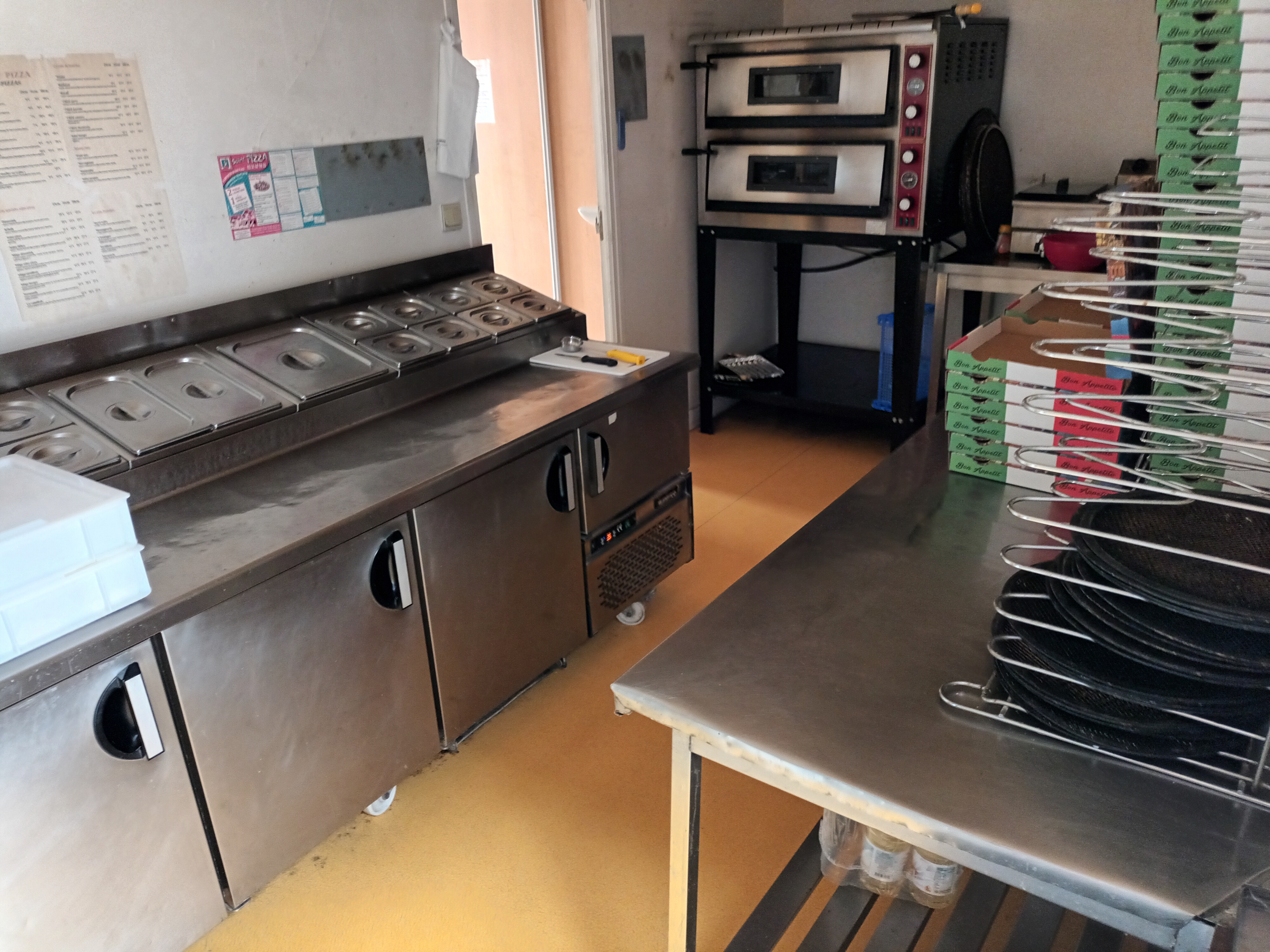 Pizzeria Vente à emporter et livraison 
Uniquement 6 soirs sur 7 Possibilité de développer le midi 
Un livreur à temps partiel à reprendre ou pas 
Emplacement sur axe principale très fréquenté avec place de parking devant Matériel récent complet et entretenu Clientèle fidèle depuis plus de 7 ans 
Voiture de livraison Citroën c2 commercial 
Loyer 500€ par mois avec l'eau et taxe foncière compris 
Chiffres d'affaires en augmentation 
EBE environ 20 000 €
Prix 25 000 € à négocier ensemble raisonnablement Étudie toute proposition