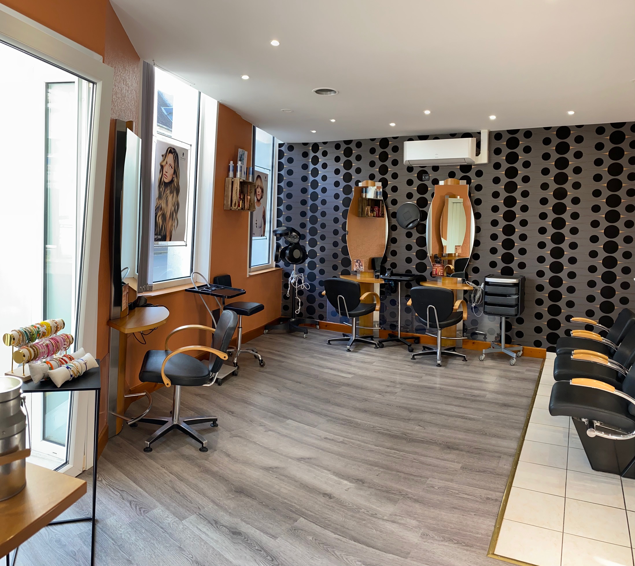 Fonds de commerce d'un salon de coiffure mixte situé en centre ville, bénéficiant d'un bel emplacement et d'une très bonne visibilité.

A vendre (pour cause de départ à la retraite) avec le matériel et le stock en cours.
Idéal pour une installation immédiate.
Clientèle fidèle et régulière.

Convivial, lumineux et climatisé, le salon d'une superficie totale de 64 m2 est parfaitement agencé (6 postes de coiffage, 3 bacs à shampoing, labo, petite cuisine, WC).
Equipe professionnelle en place : la propriétaire et 2 coiffeuses (en CDI de 24 h).

Loyer mensuel : 649,19 €

Pour plus d'informations, merci de me contacter en message privé.